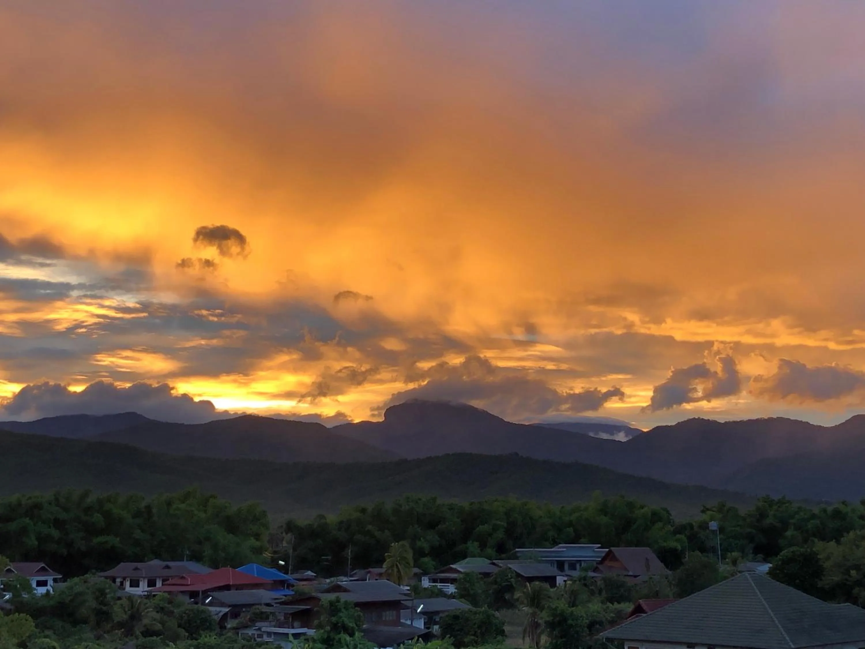 โรงแรมแสนดีเพลส เมาเท่นวิว จอมทอง