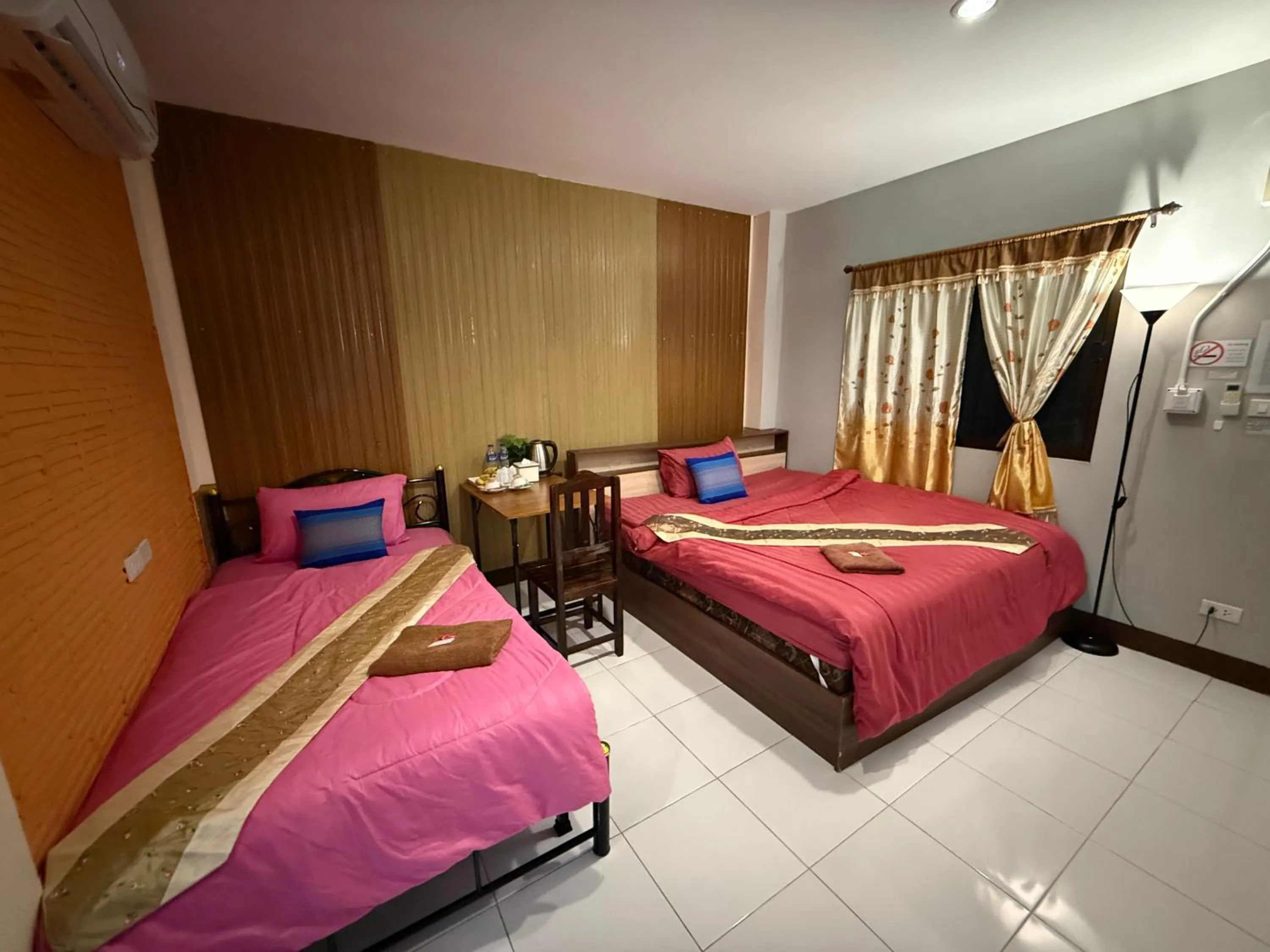 Bed in Sandee Place Mountain View Hotel โรงแรมแสนดีเพลส เมาเท่นวิว จอมทอง