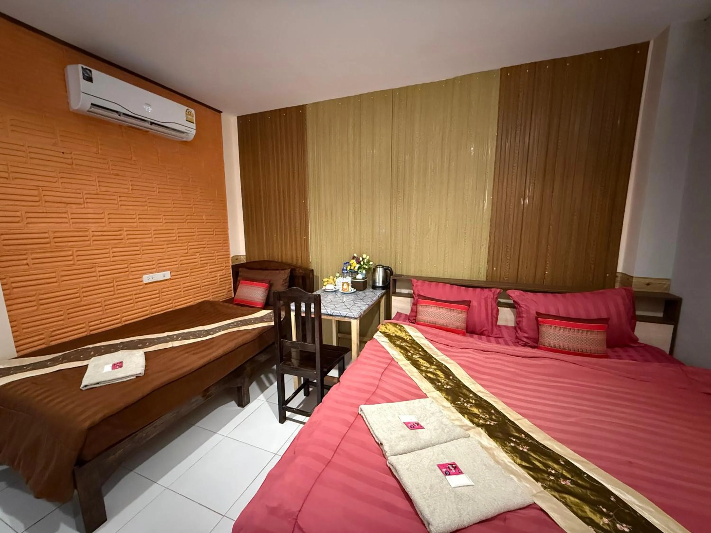 Bed in Sandee Place Mountain View Hotel โรงแรมแสนดีเพลส เมาเท่นวิว จอมทอง