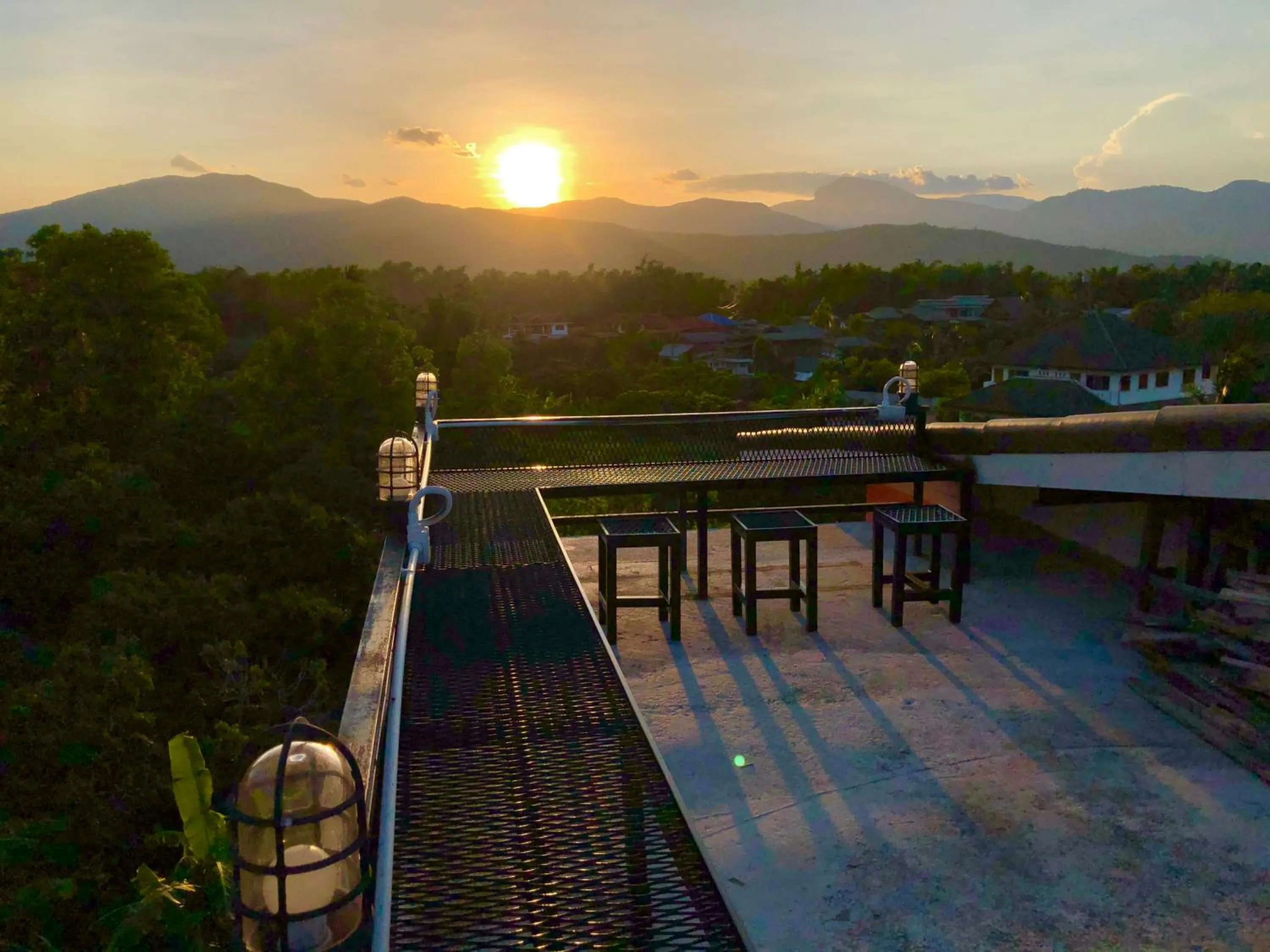 โรงแรมแสนดีเพลส เมาเท่นวิว จอมทอง