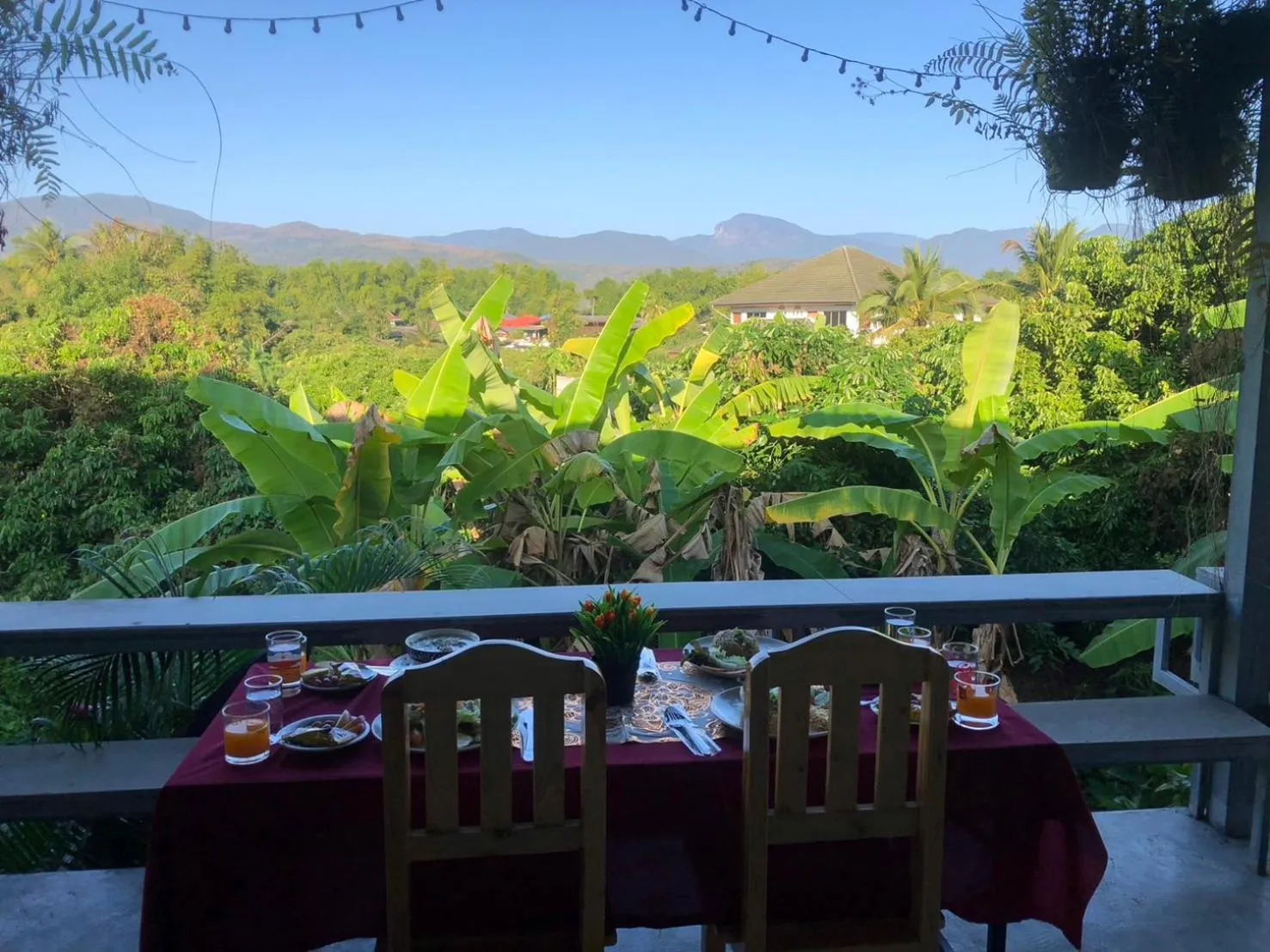 โรงแรมแสนดีเพลส เมาเท่นวิว จอมทอง