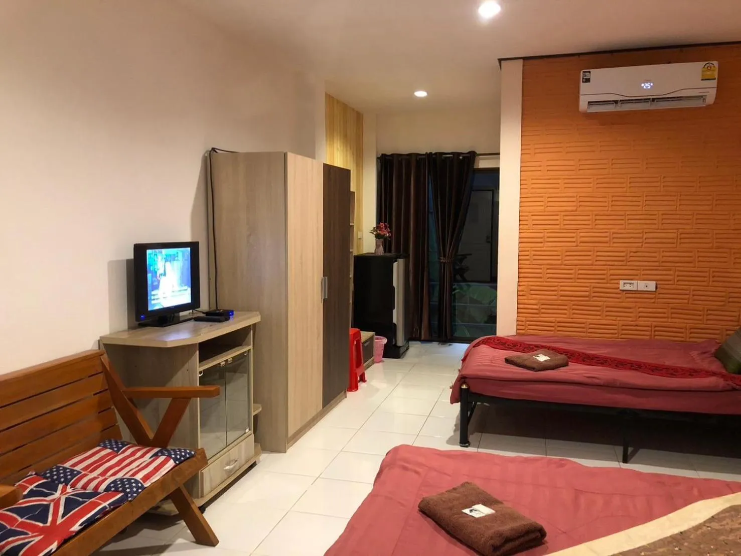 Bed in โรงแรมแสนดีเพลส เมาเท่นวิว จอมทอง