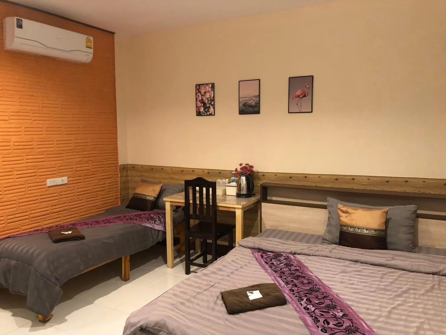 Bed in โรงแรมแสนดีเพลส เมาเท่นวิว จอมทอง