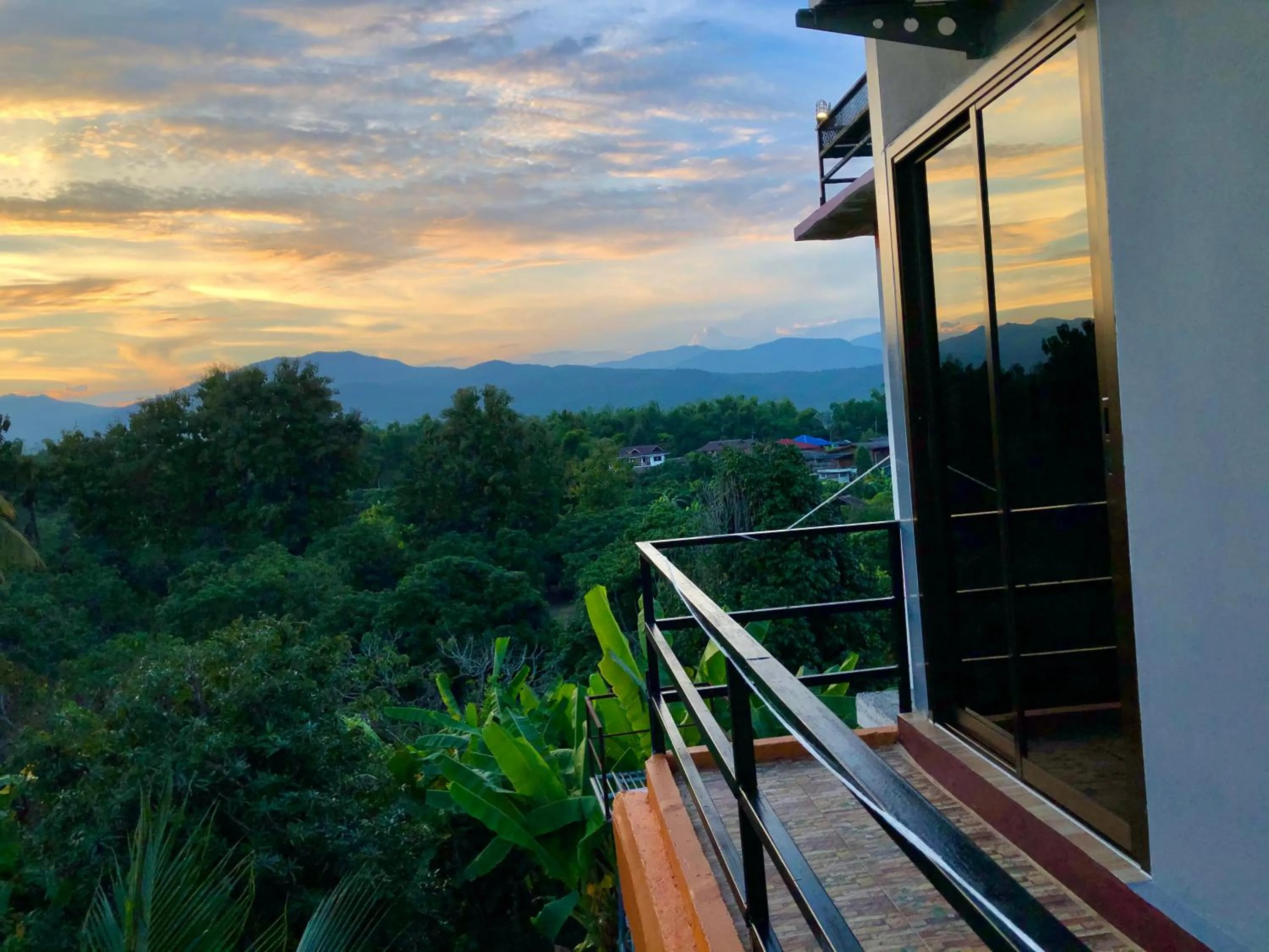 โรงแรมแสนดีเพลส เมาเท่นวิว จอมทอง