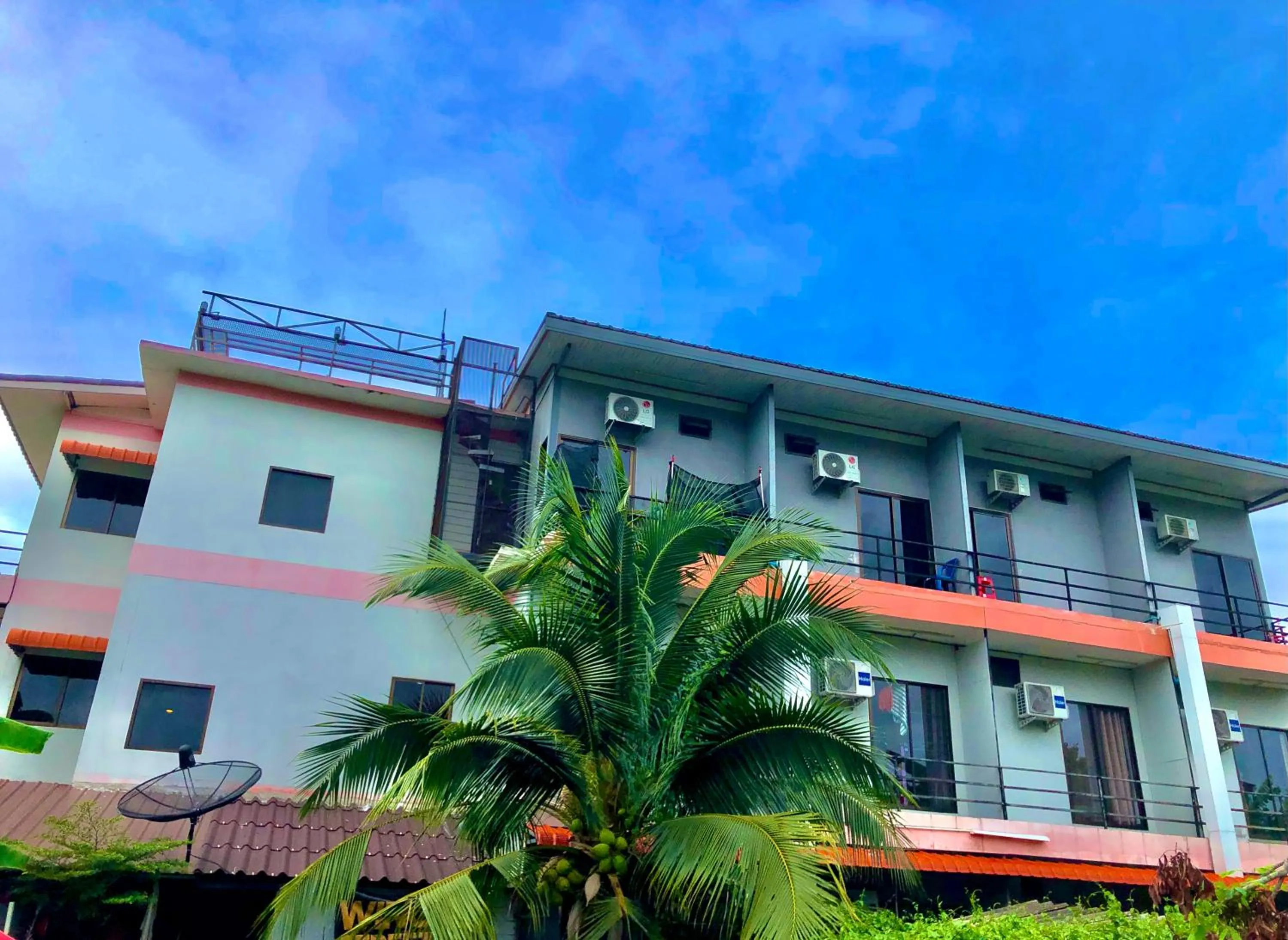 โรงแรมแสนดีเพลส เมาเท่นวิว จอมทอง