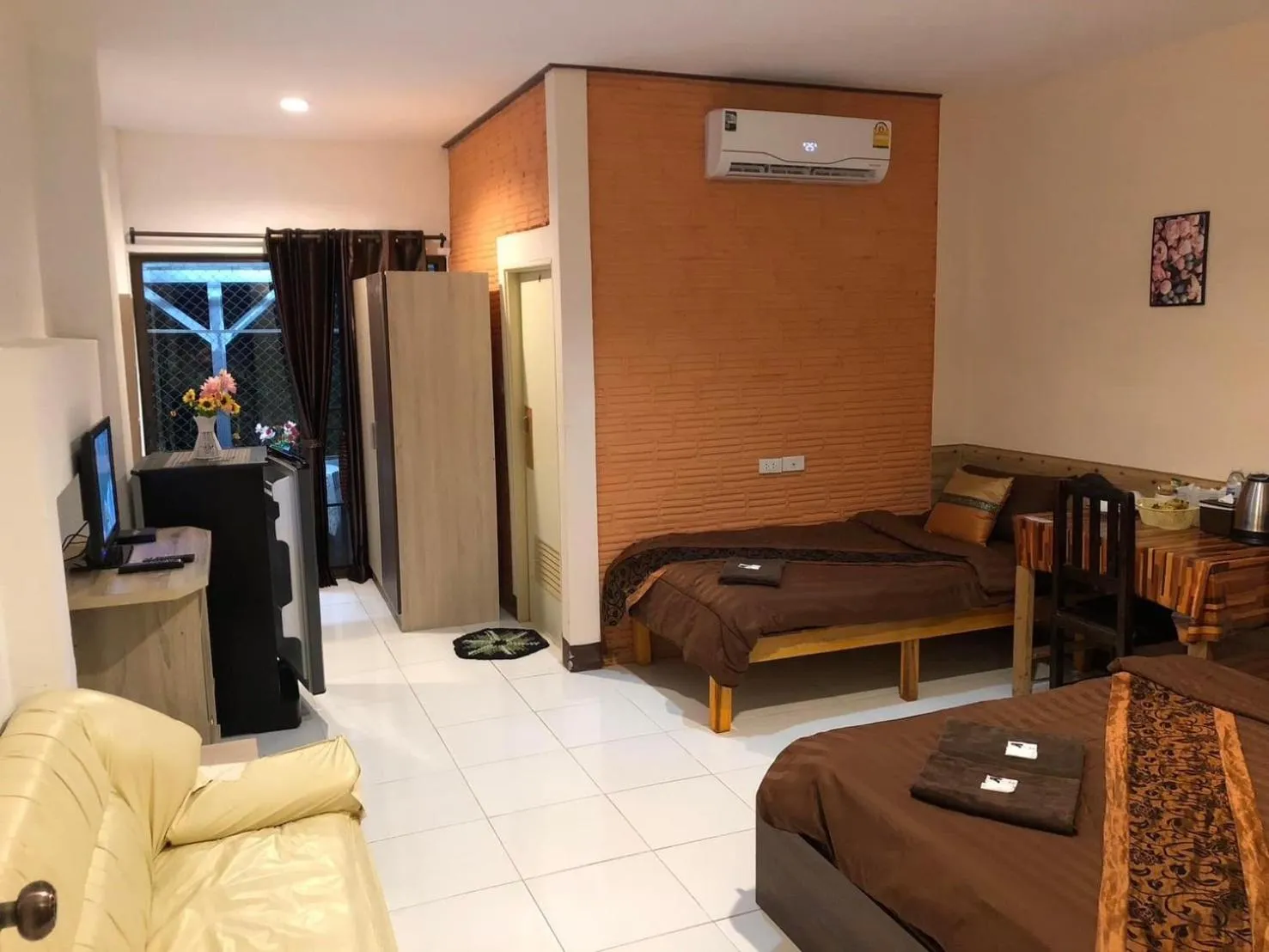 Bed in โรงแรมแสนดีเพลส เมาเท่นวิว จอมทอง