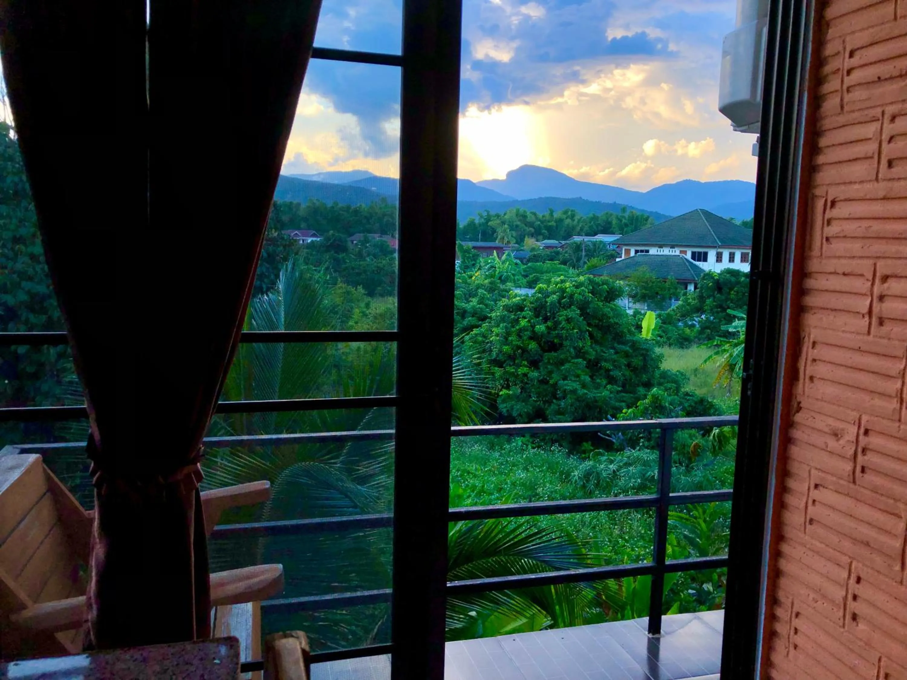 โรงแรมแสนดีเพลส เมาเท่นวิว จอมทอง