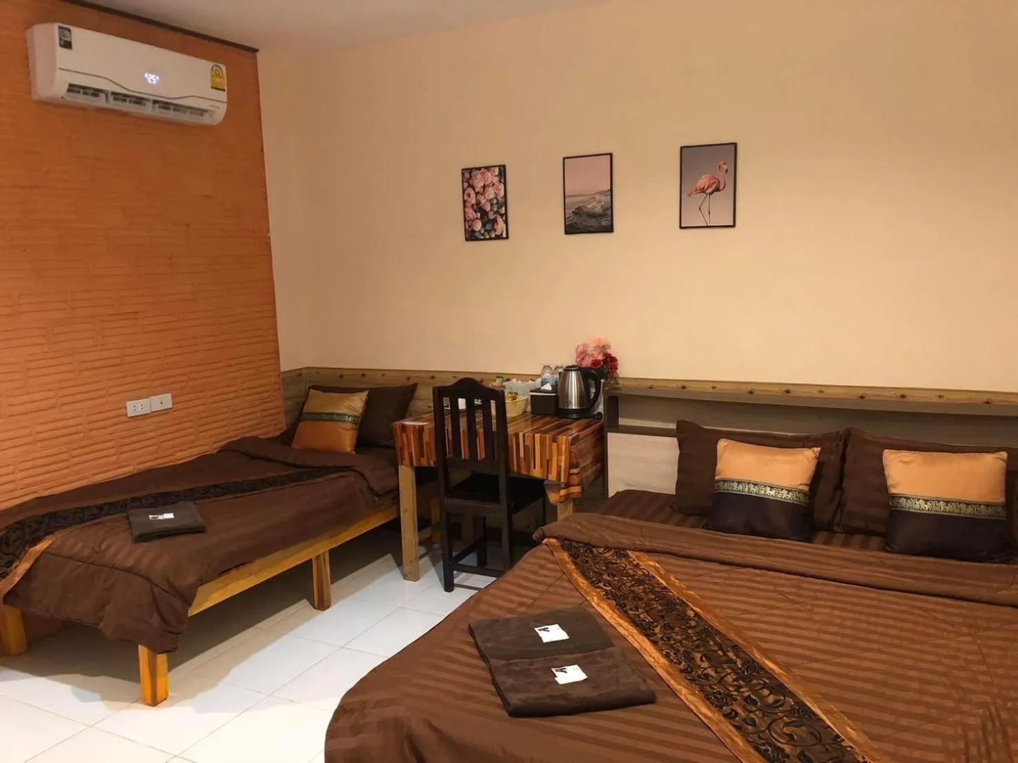 Bed in โรงแรมแสนดีเพลส เมาเท่นวิว จอมทอง