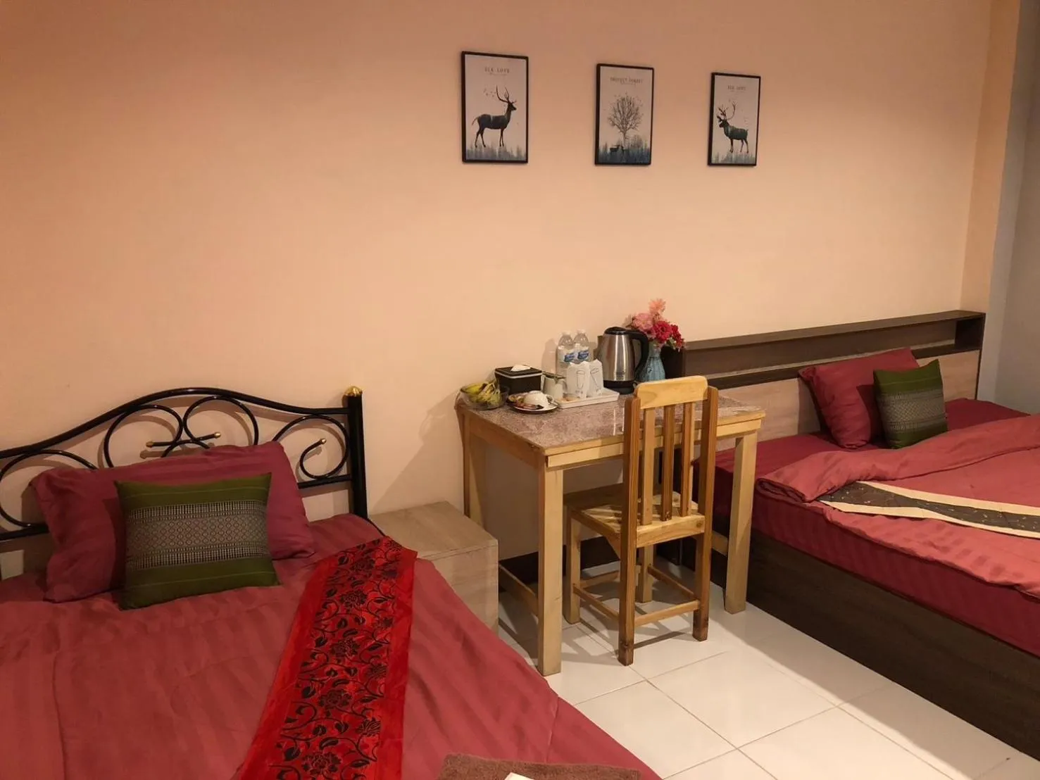 Bed in โรงแรมแสนดีเพลส เมาเท่นวิว จอมทอง