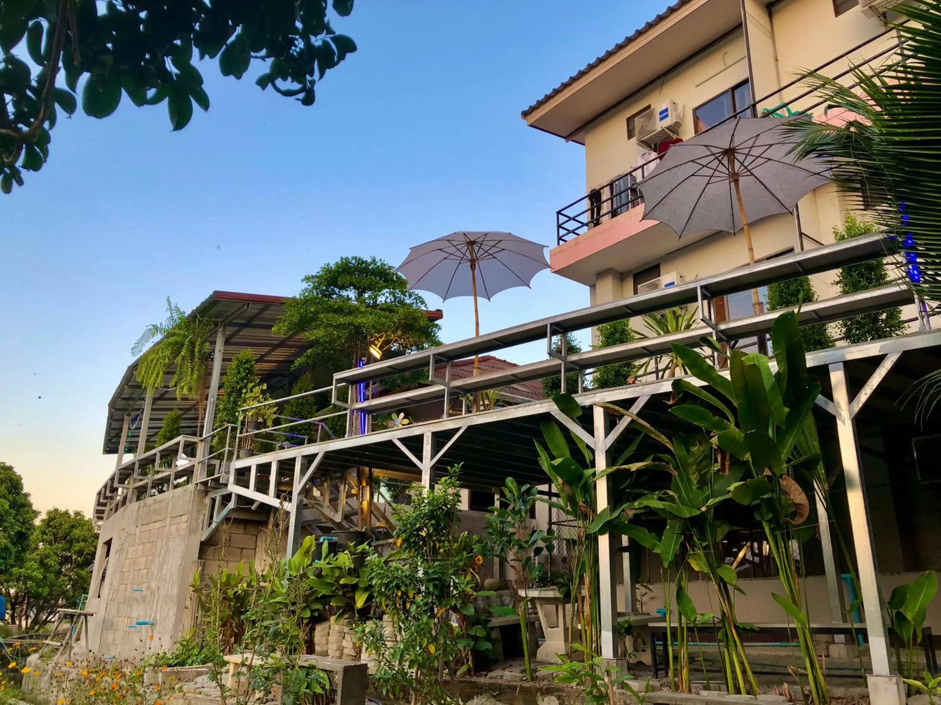 โรงแรมแสนดีเพลส เมาเท่นวิว จอมทอง