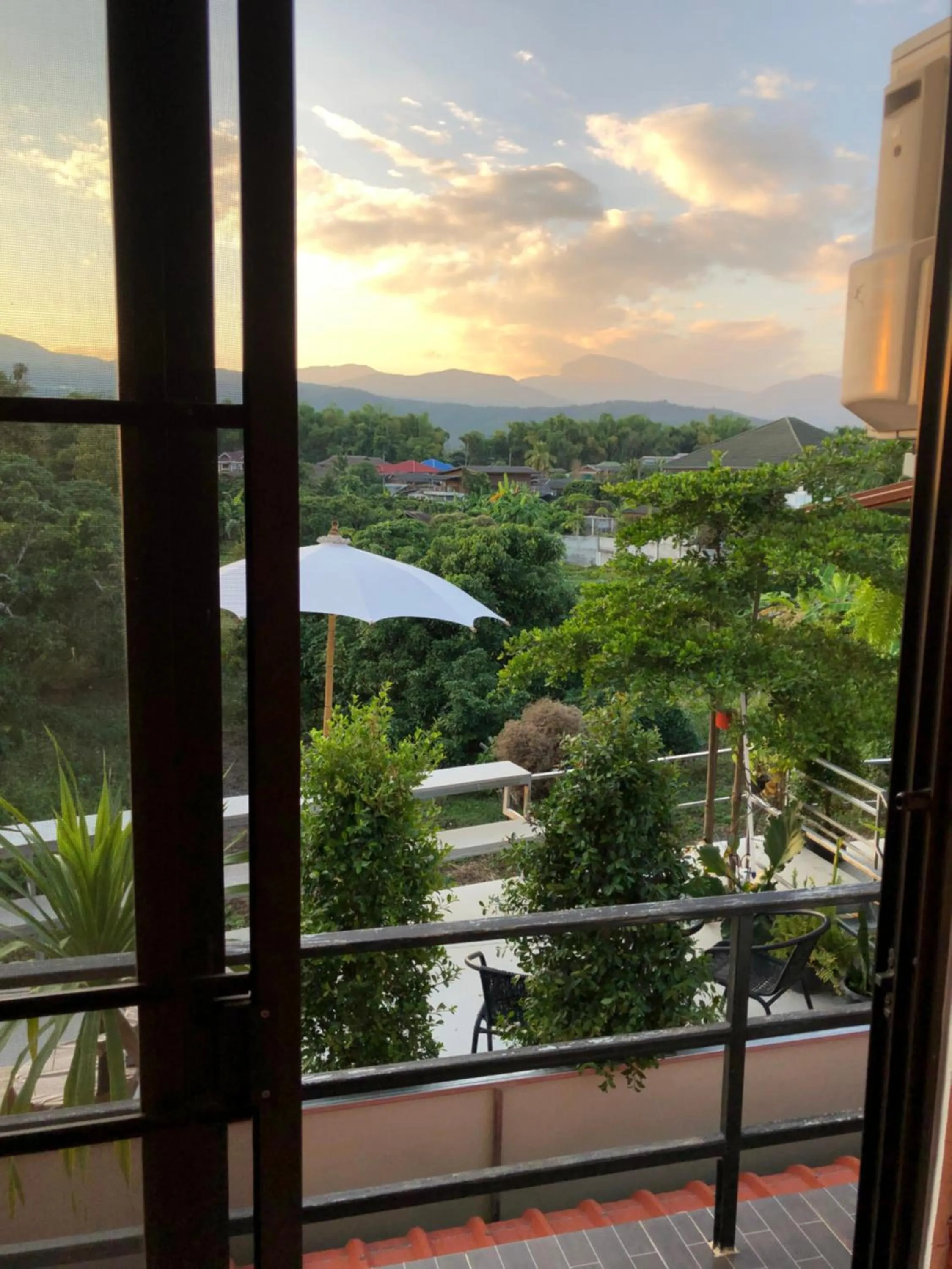 โรงแรมแสนดีเพลส เมาเท่นวิว จอมทอง