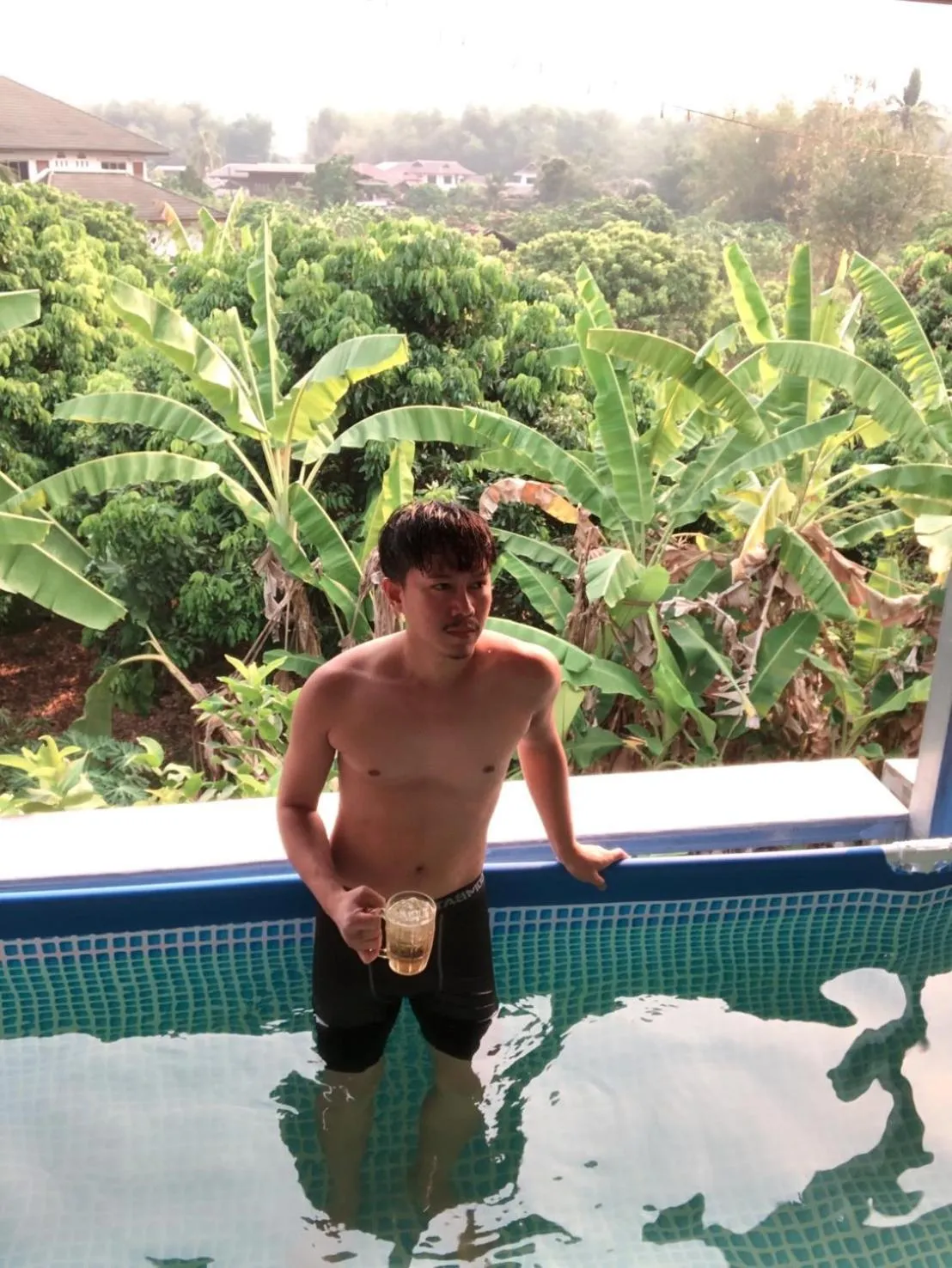 Swimming pool in โรงแรมแสนดีเพลส เมาเท่นวิว จอมทอง