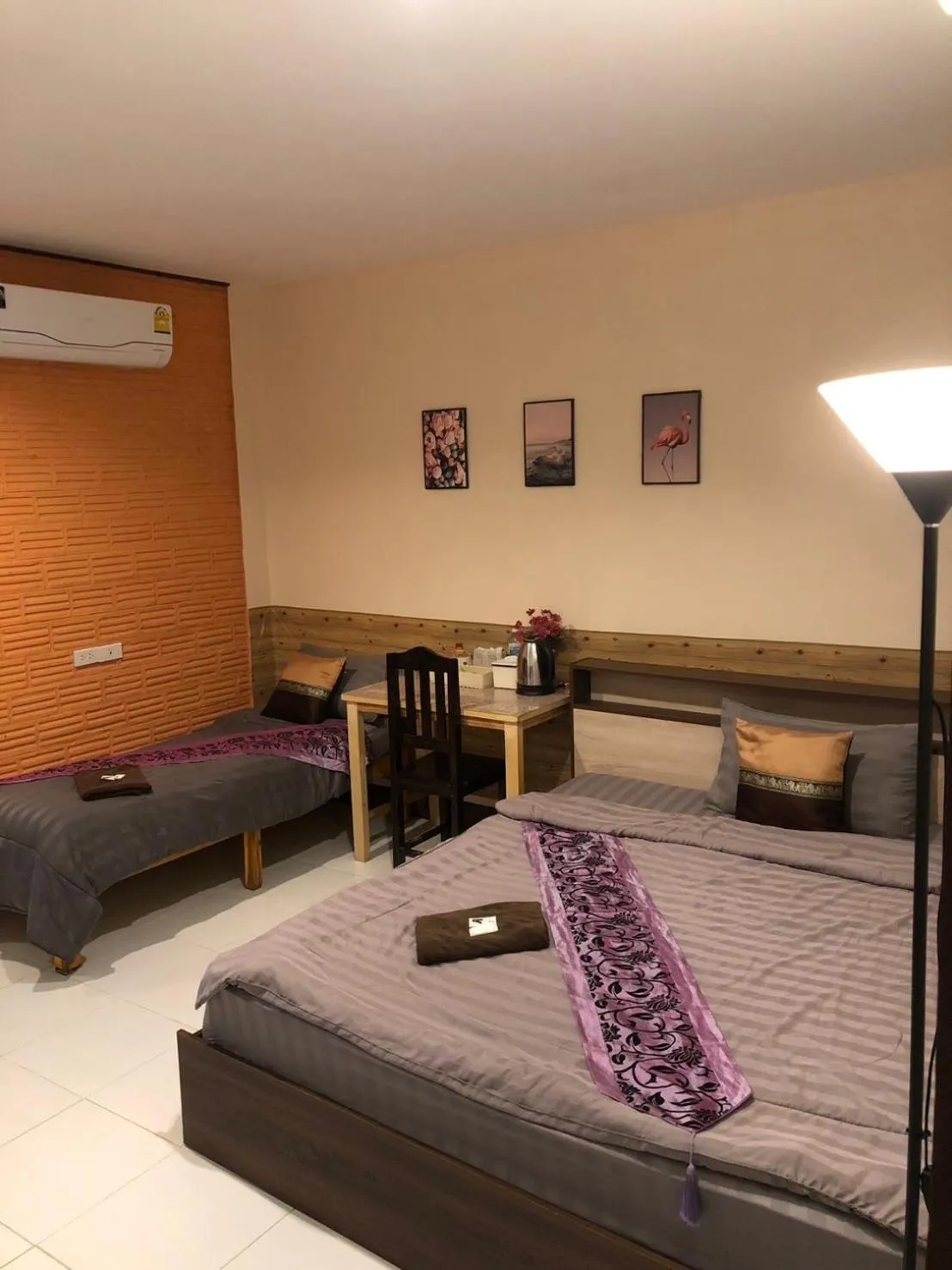 Bed in โรงแรมแสนดีเพลส เมาเท่นวิว จอมทอง