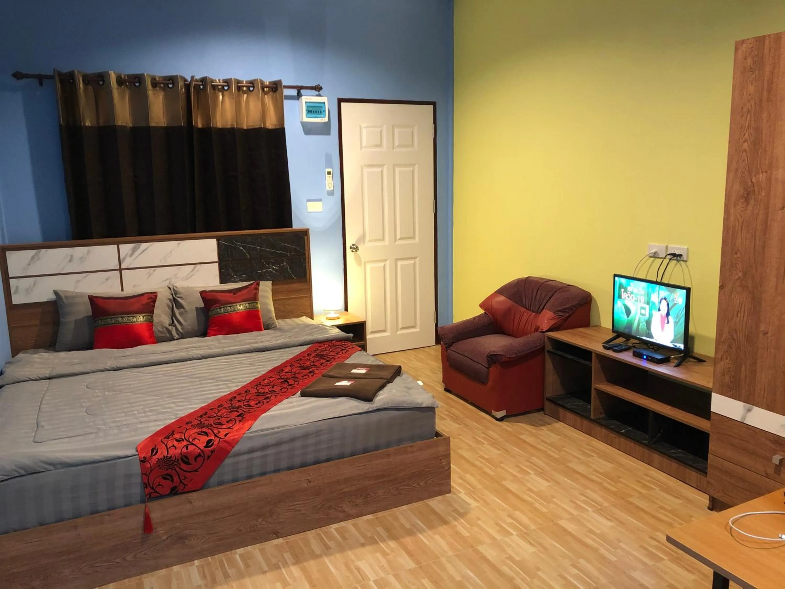 Bed in โรงแรมแสนดีเพลส เมาเท่นวิว จอมทอง