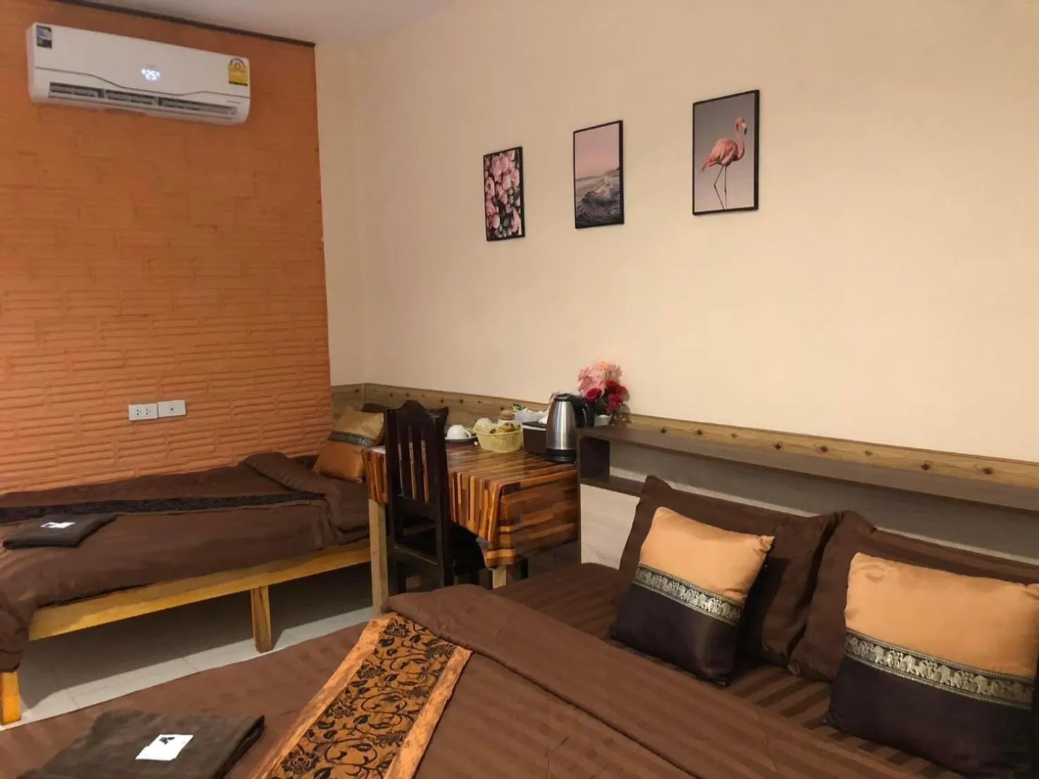 Bed in โรงแรมแสนดีเพลส เมาเท่นวิว จอมทอง