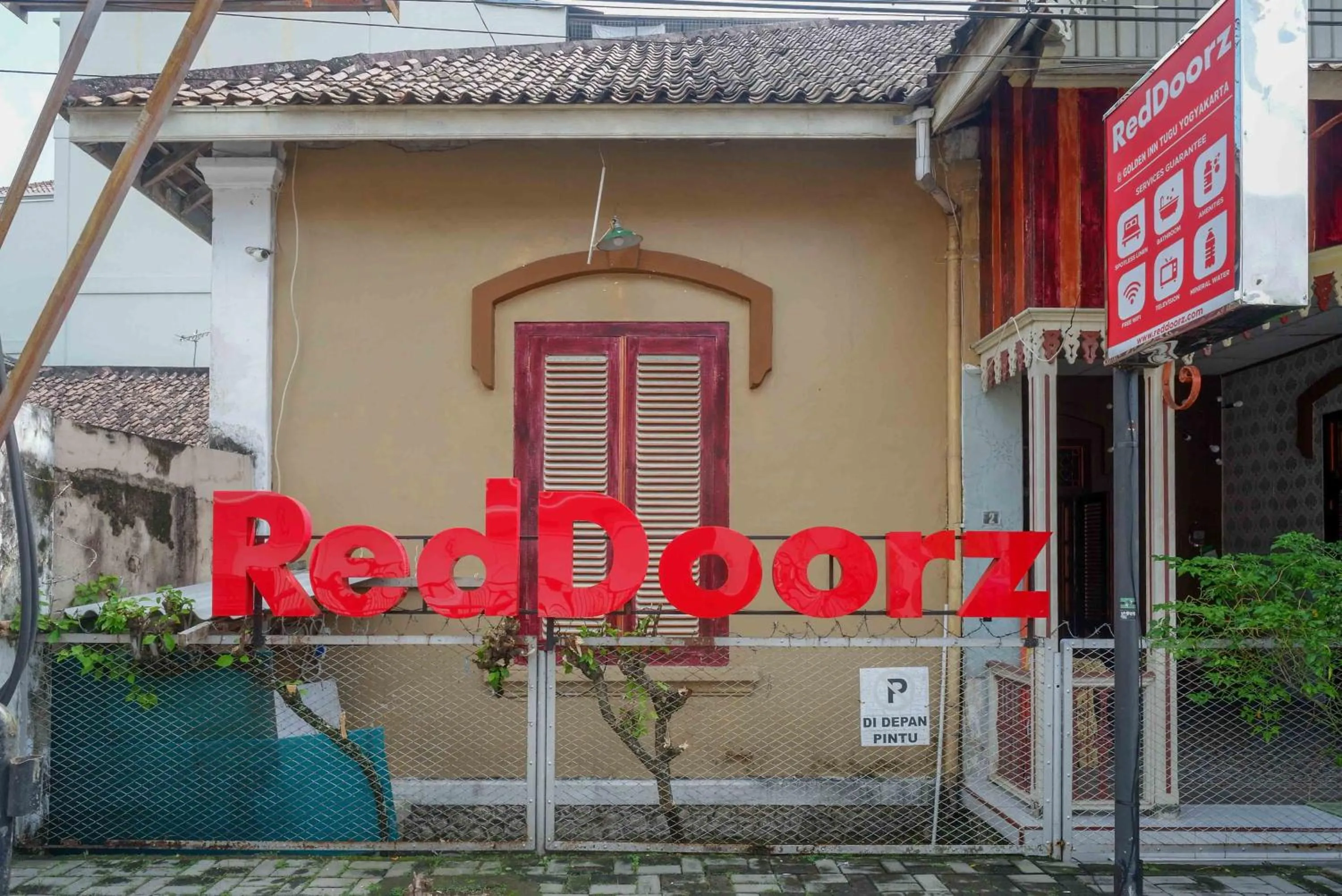 Property logo or sign in RedDoorz At Golden Inn Tugu Yogyakarta