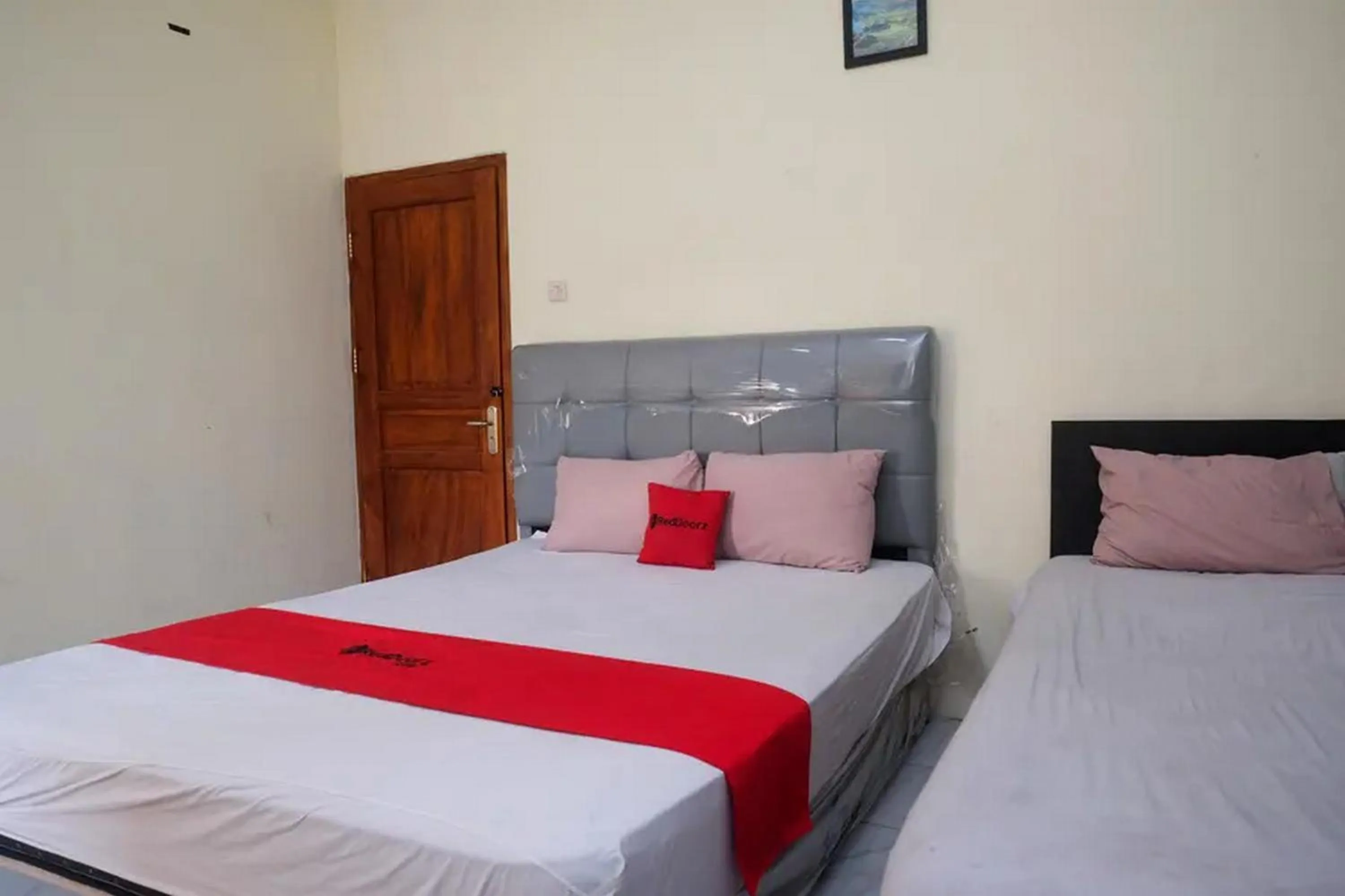 Bedroom, Bed in RedDoorz At Golden Inn Tugu Yogyakarta