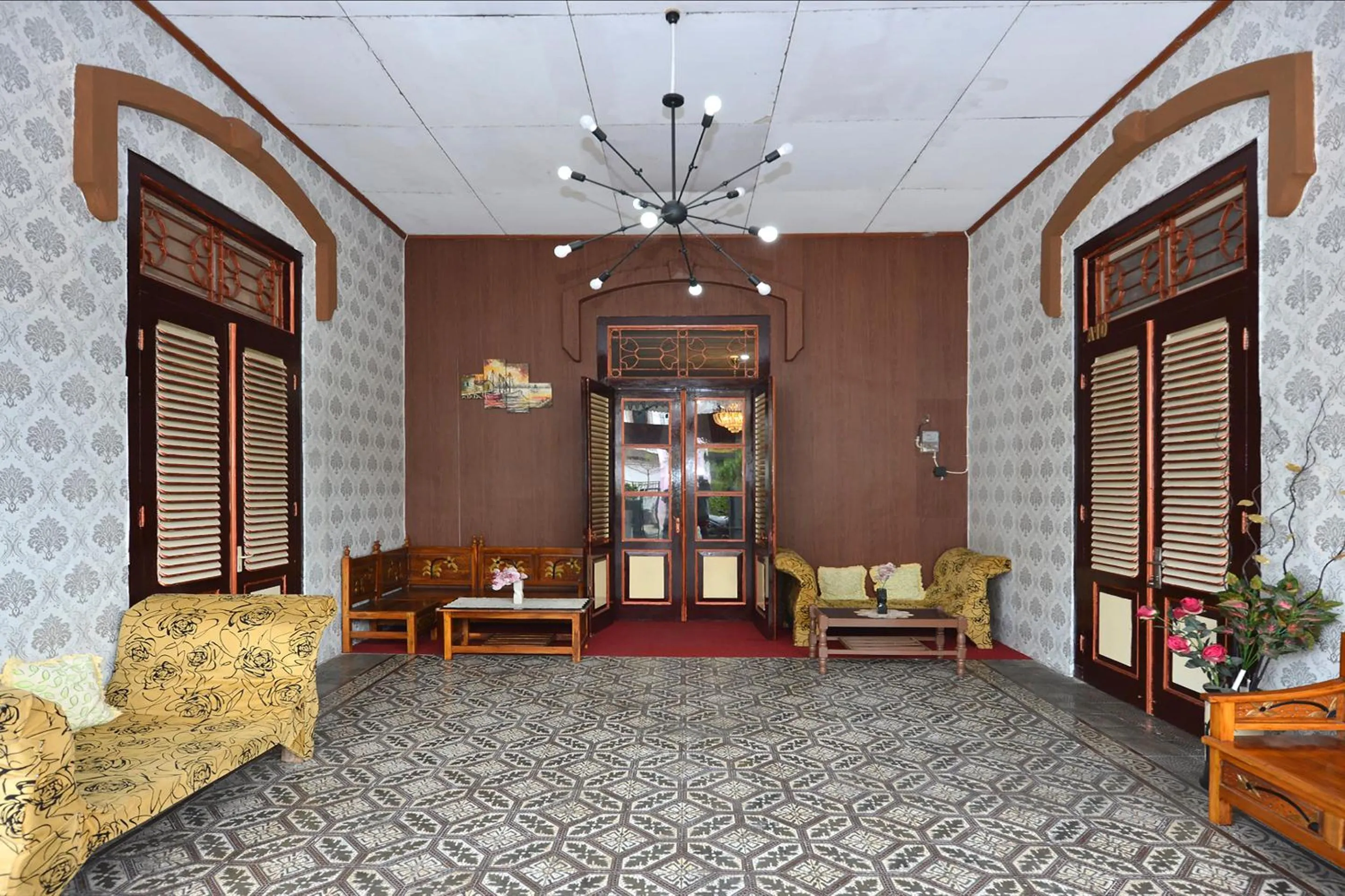 Seating area in RedDoorz At Golden Inn Tugu Yogyakarta