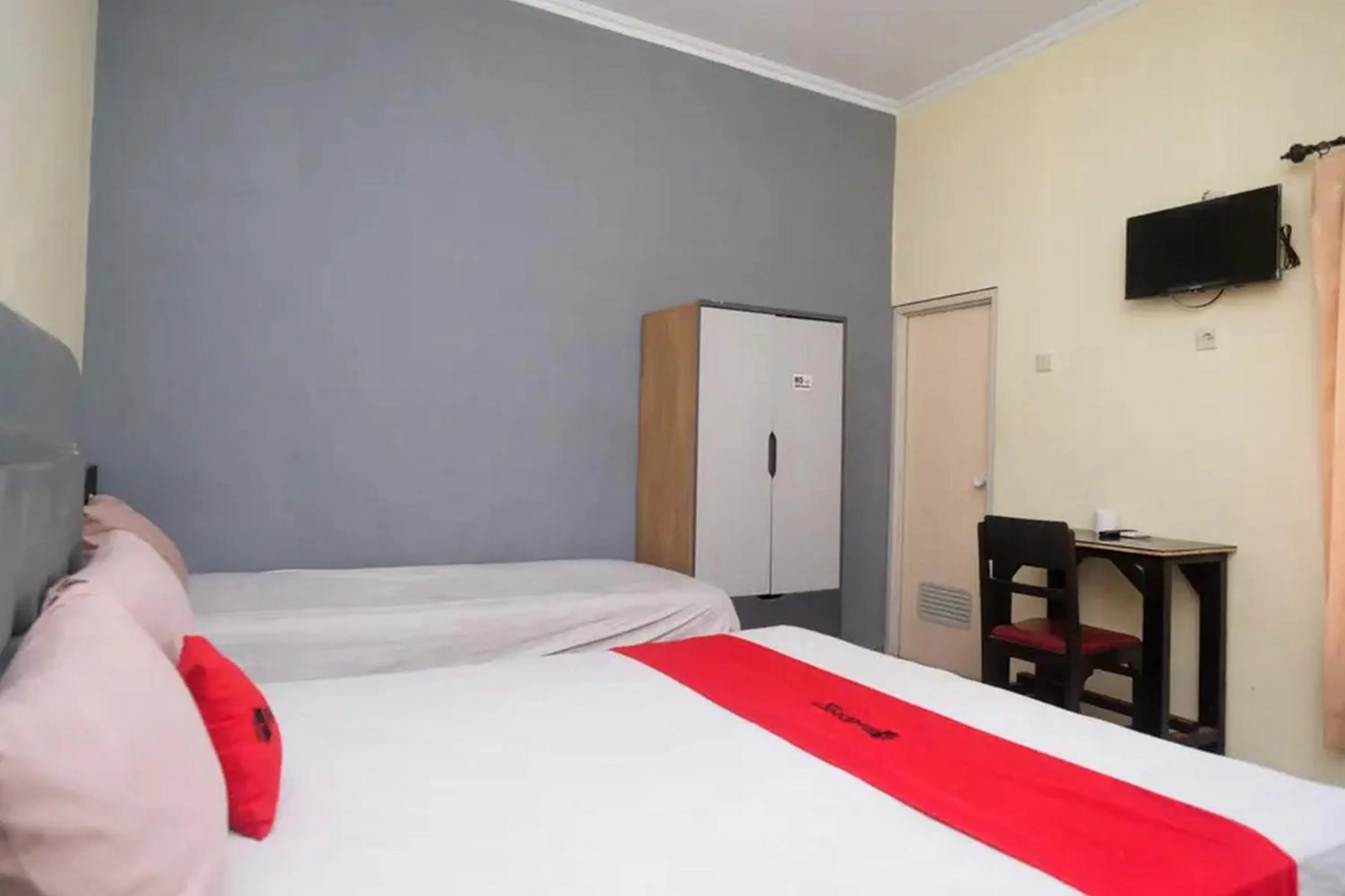 Bedroom, Bed in RedDoorz At Golden Inn Tugu Yogyakarta