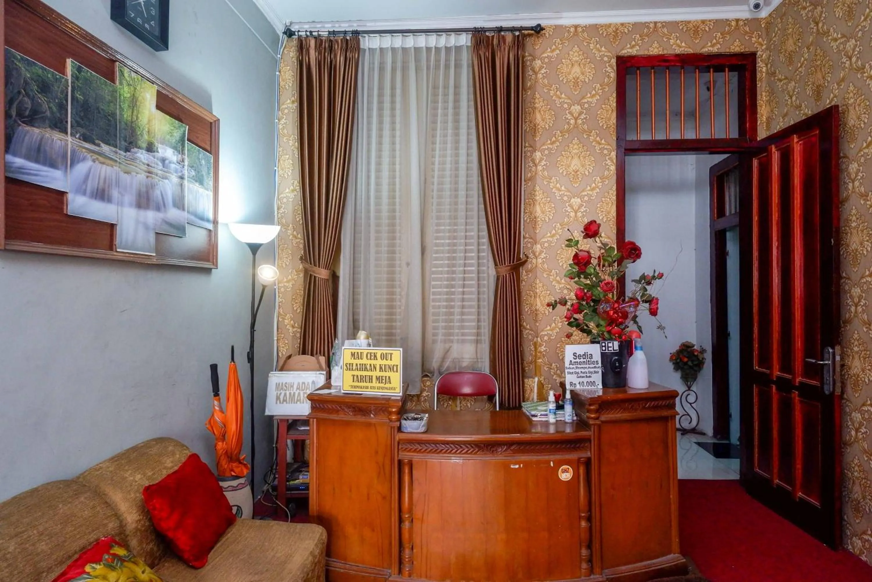 Lobby or reception in RedDoorz At Golden Inn Tugu Yogyakarta