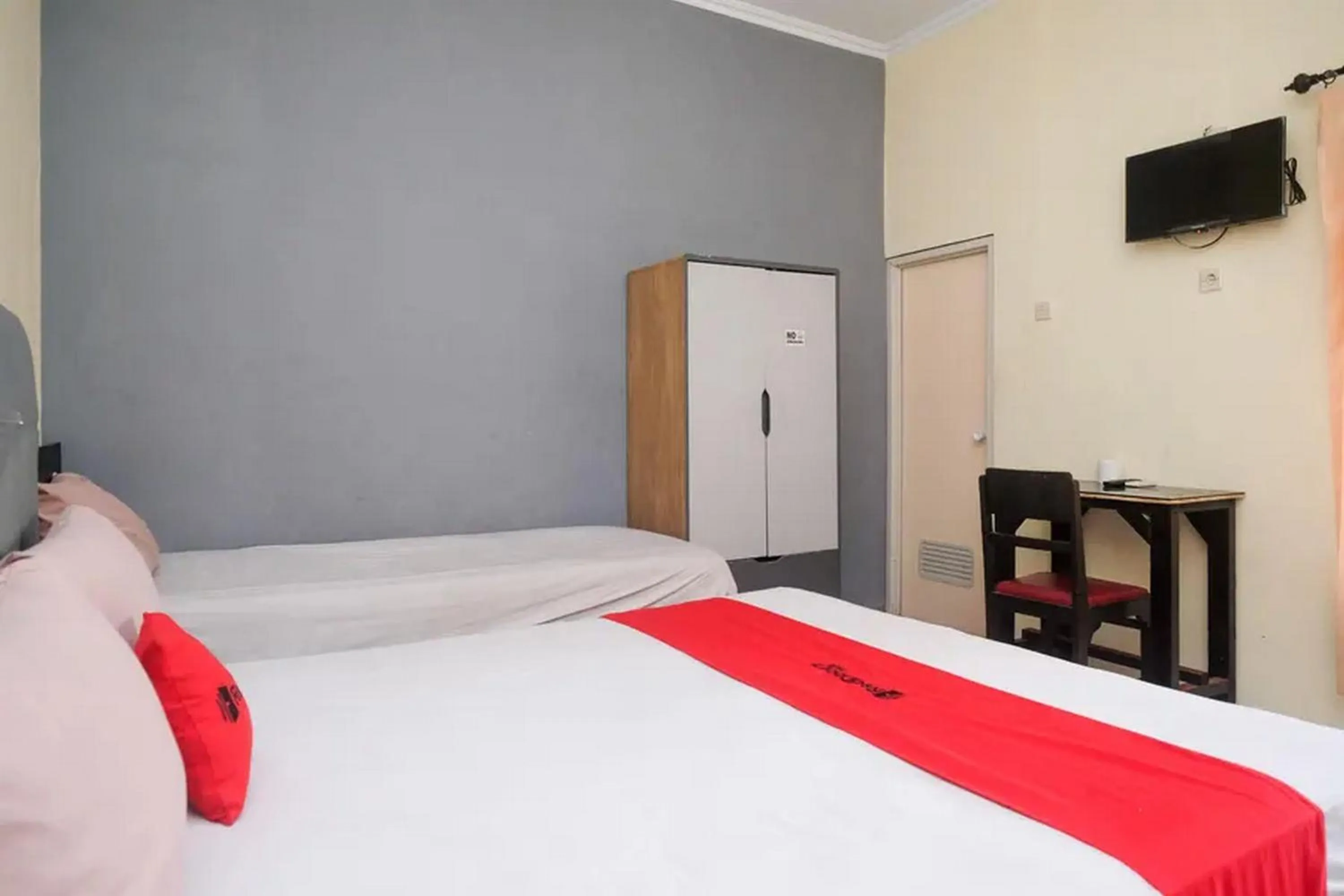Bedroom, Bed in RedDoorz At Golden Inn Tugu Yogyakarta