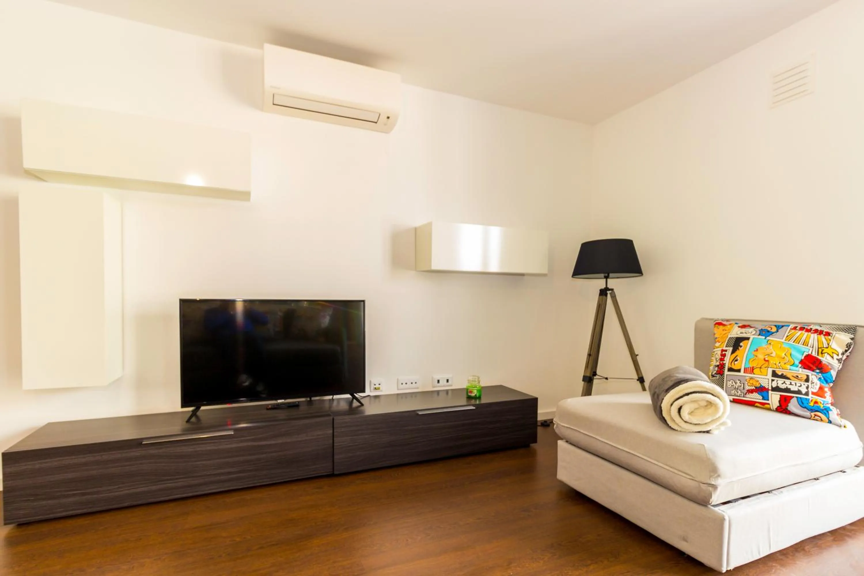 Spring, Bed in Guest H4U - Bonjardim Pop Art City Center