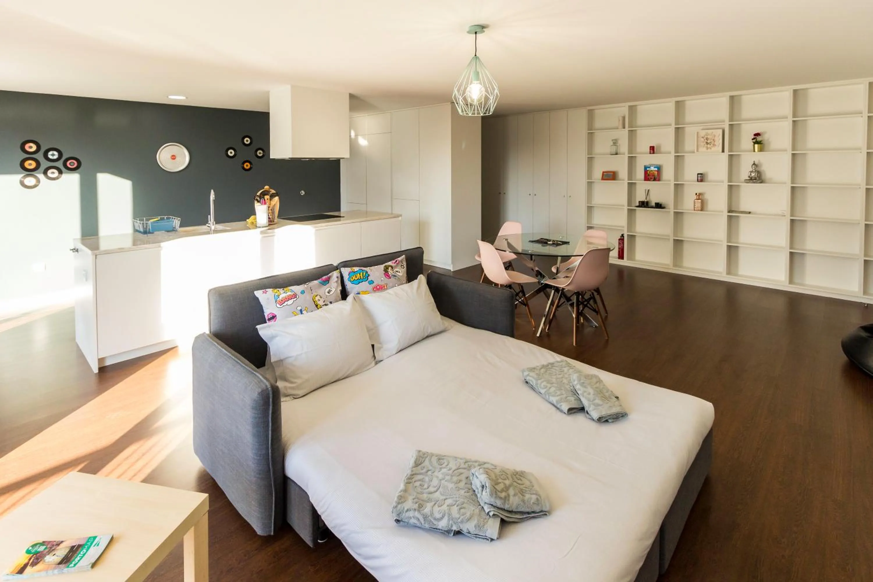 Spring, Bed in Guest H4U - Bonjardim Pop Art City Center