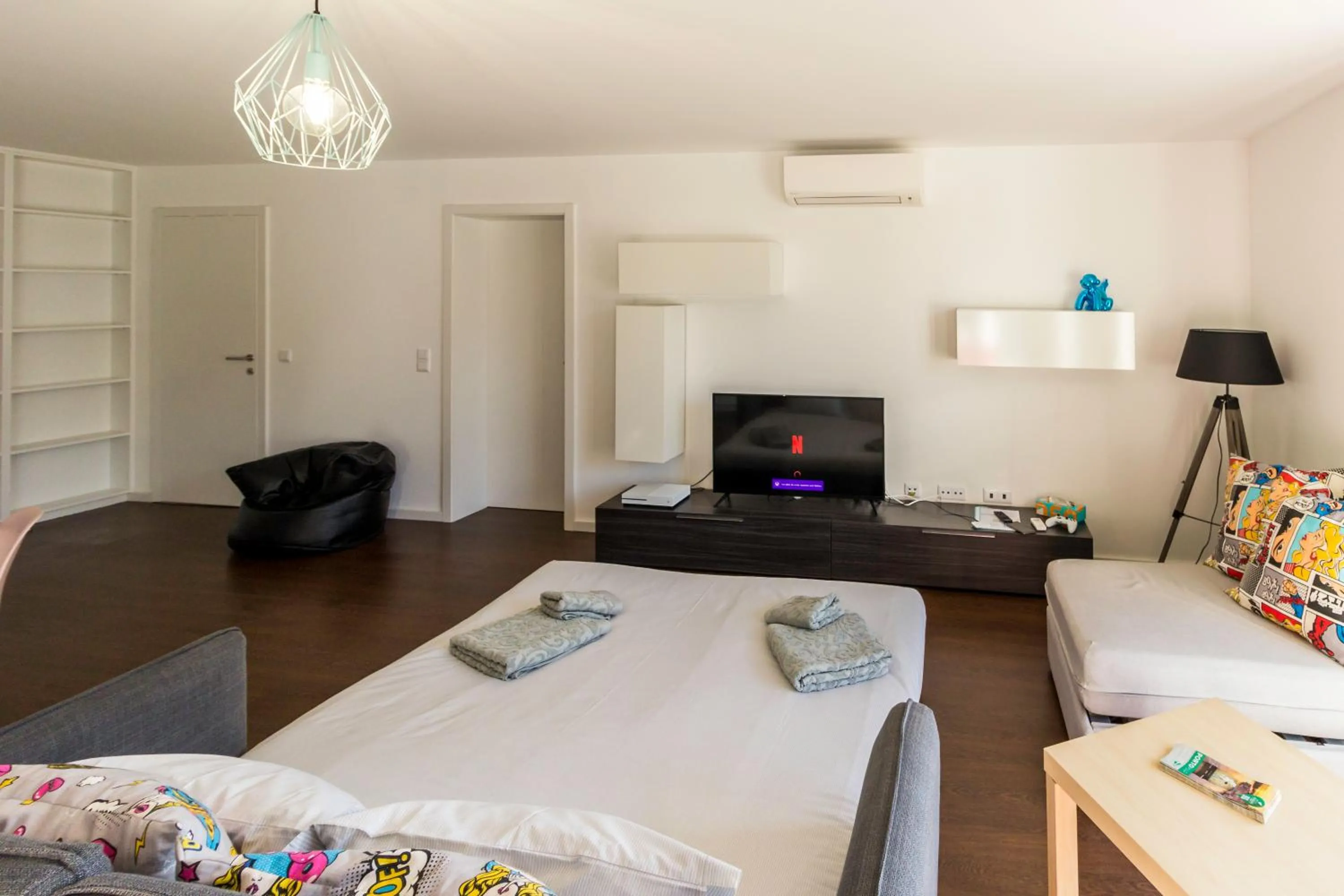 Spring, Bed in Guest H4U - Bonjardim Pop Art City Center