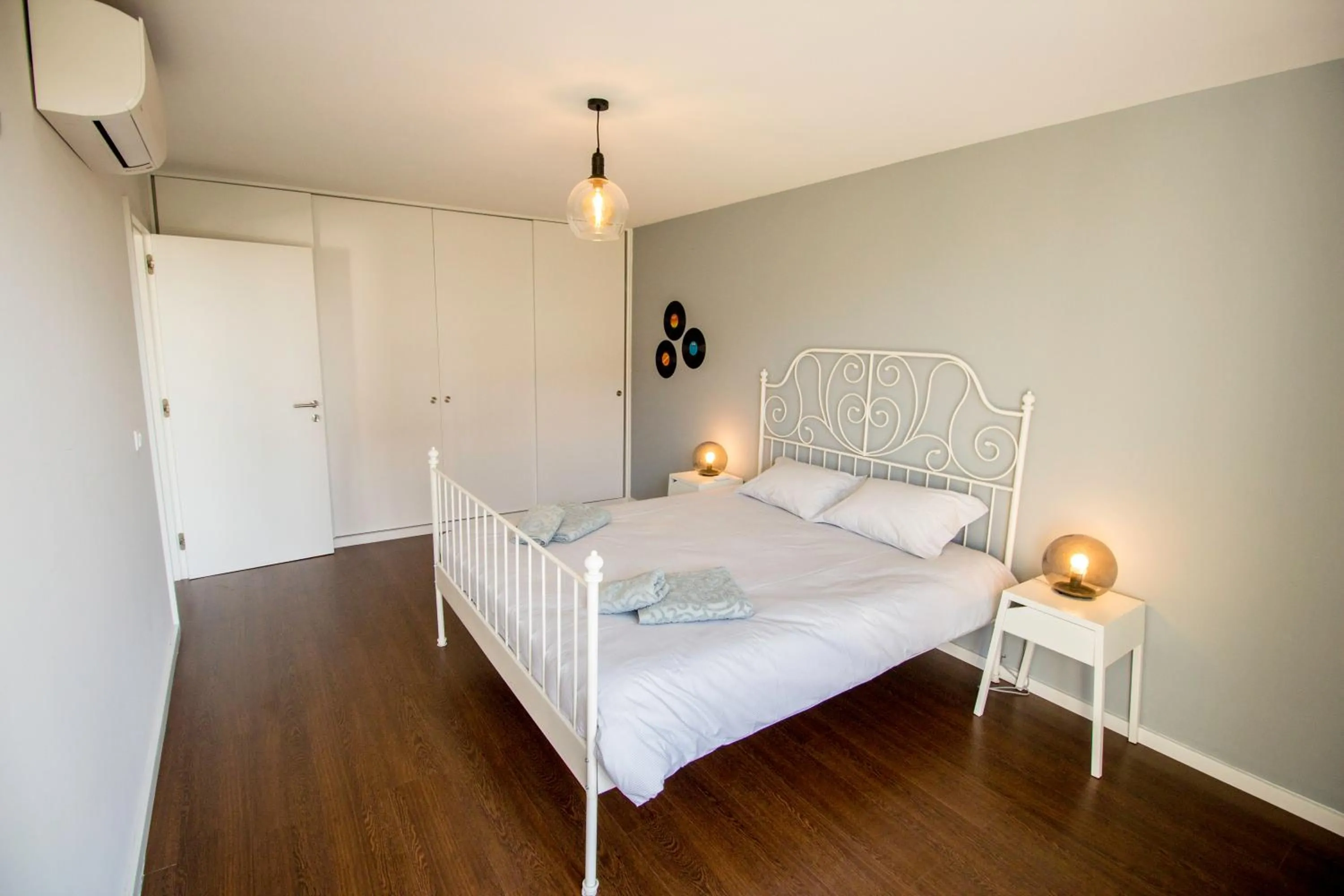 Spring, Bed in Guest H4U - Bonjardim Pop Art City Center