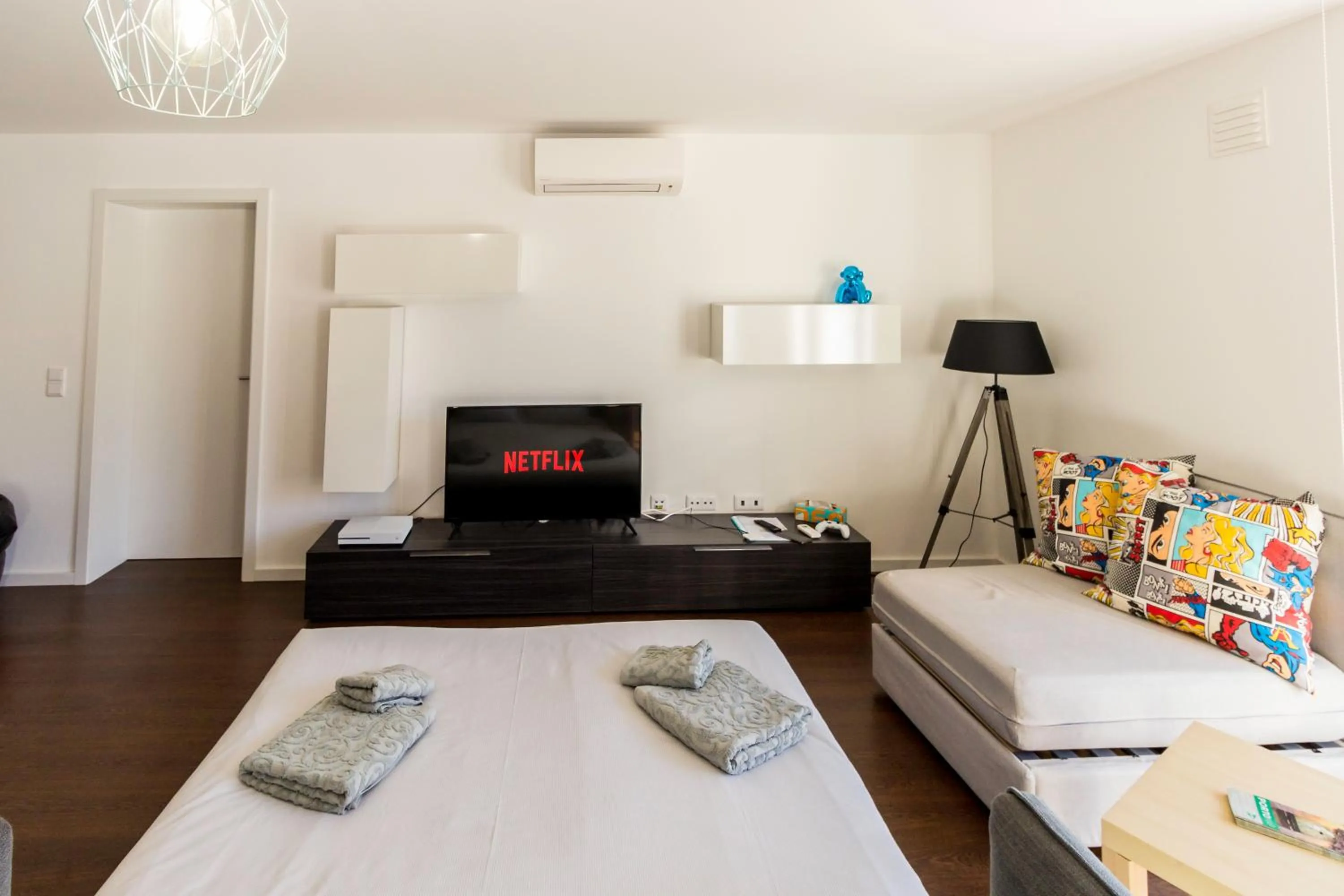 Spring, Bed in Guest H4U - Bonjardim Pop Art City Center