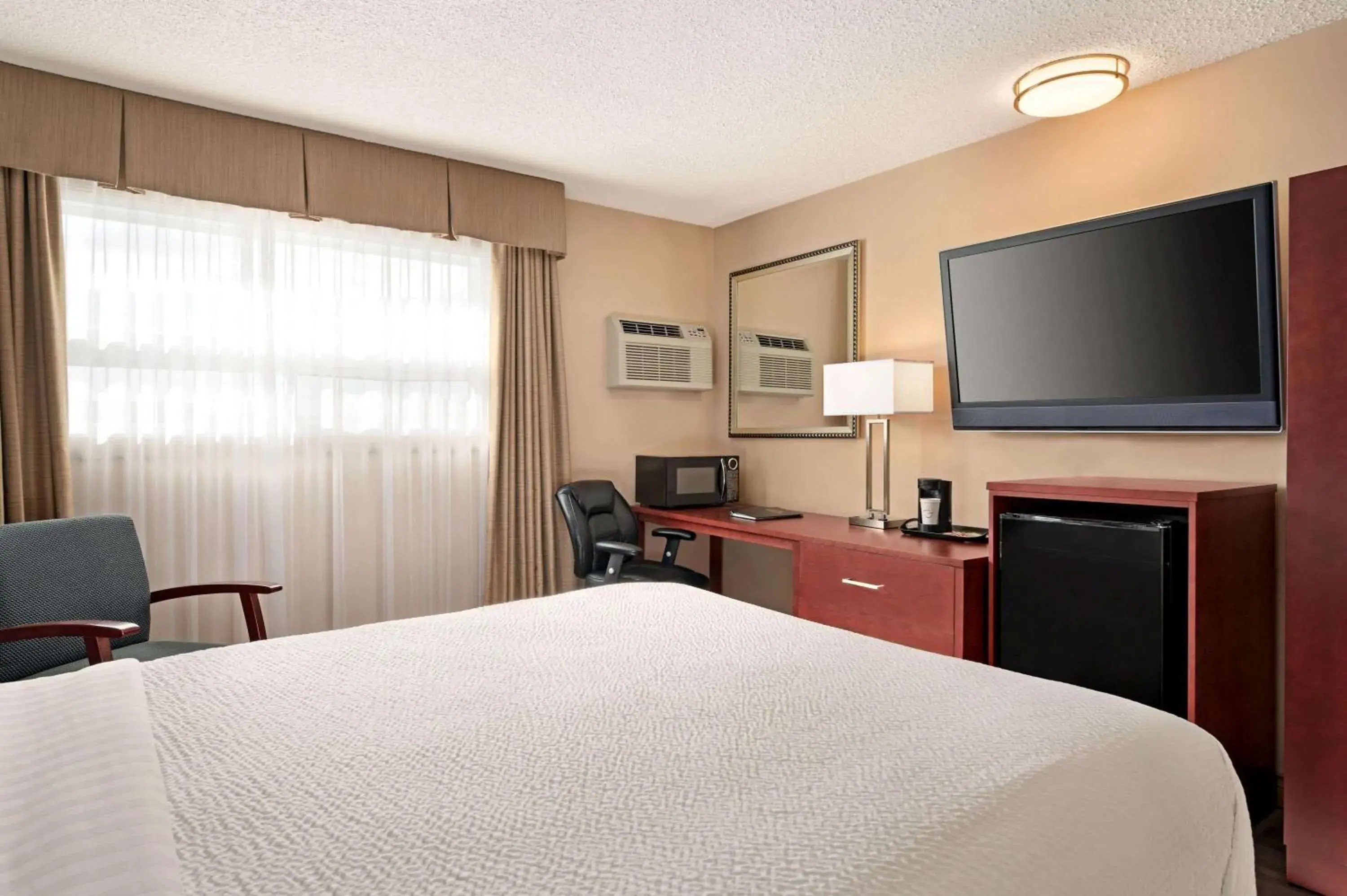 Photo of the whole room, Bed in Days Inn by Wyndham Fredericton Photo of the whole room, Bed in Days Inn by Wyndham Fredericton