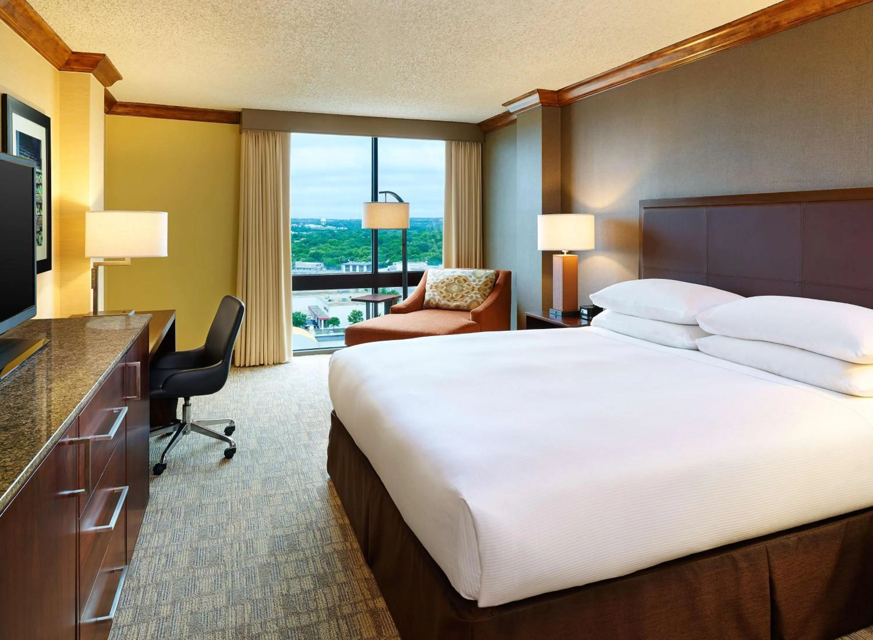 Bed in DoubleTree by Hilton San Antonio Airport