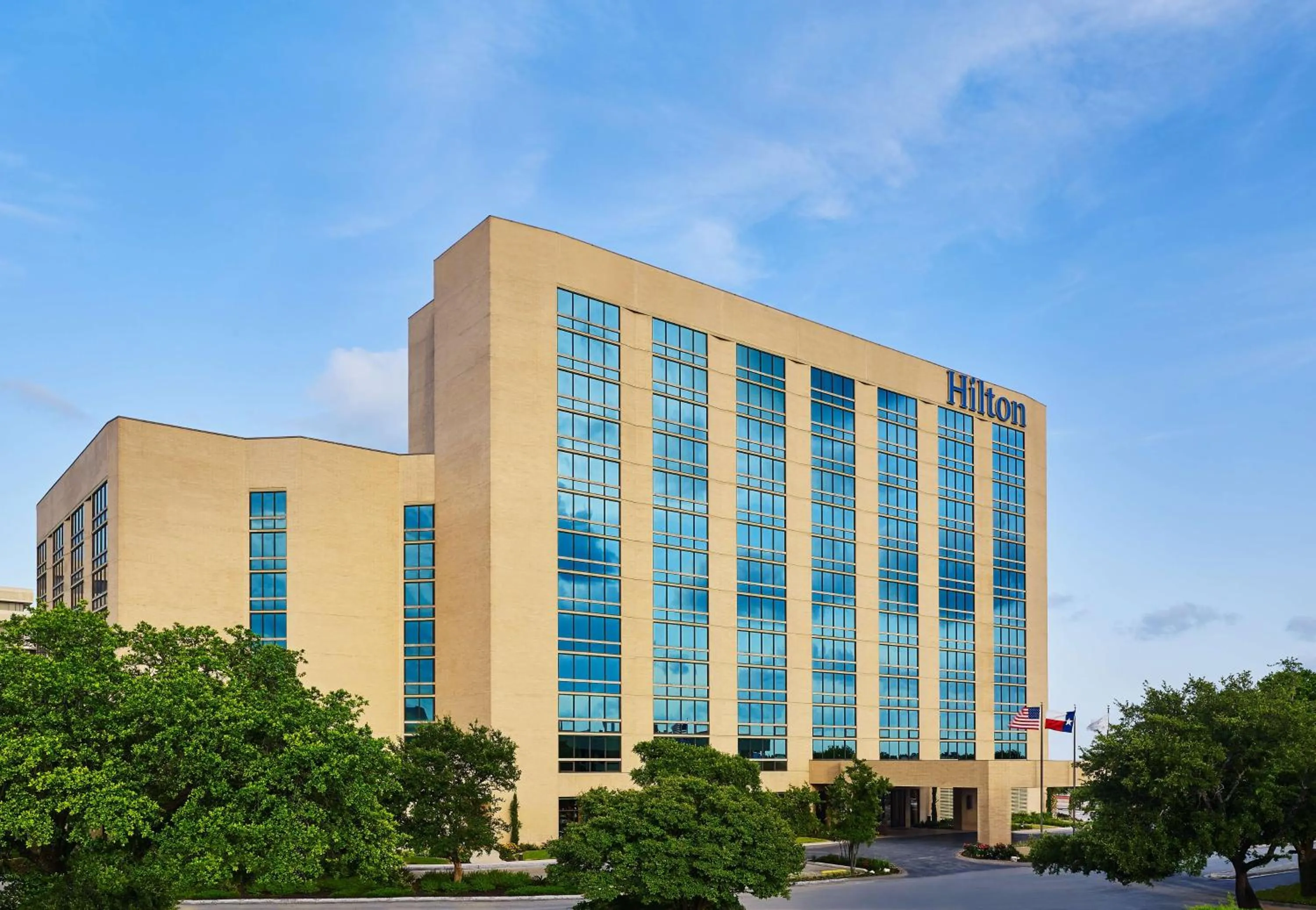 Property building in DoubleTree by Hilton San Antonio Airport