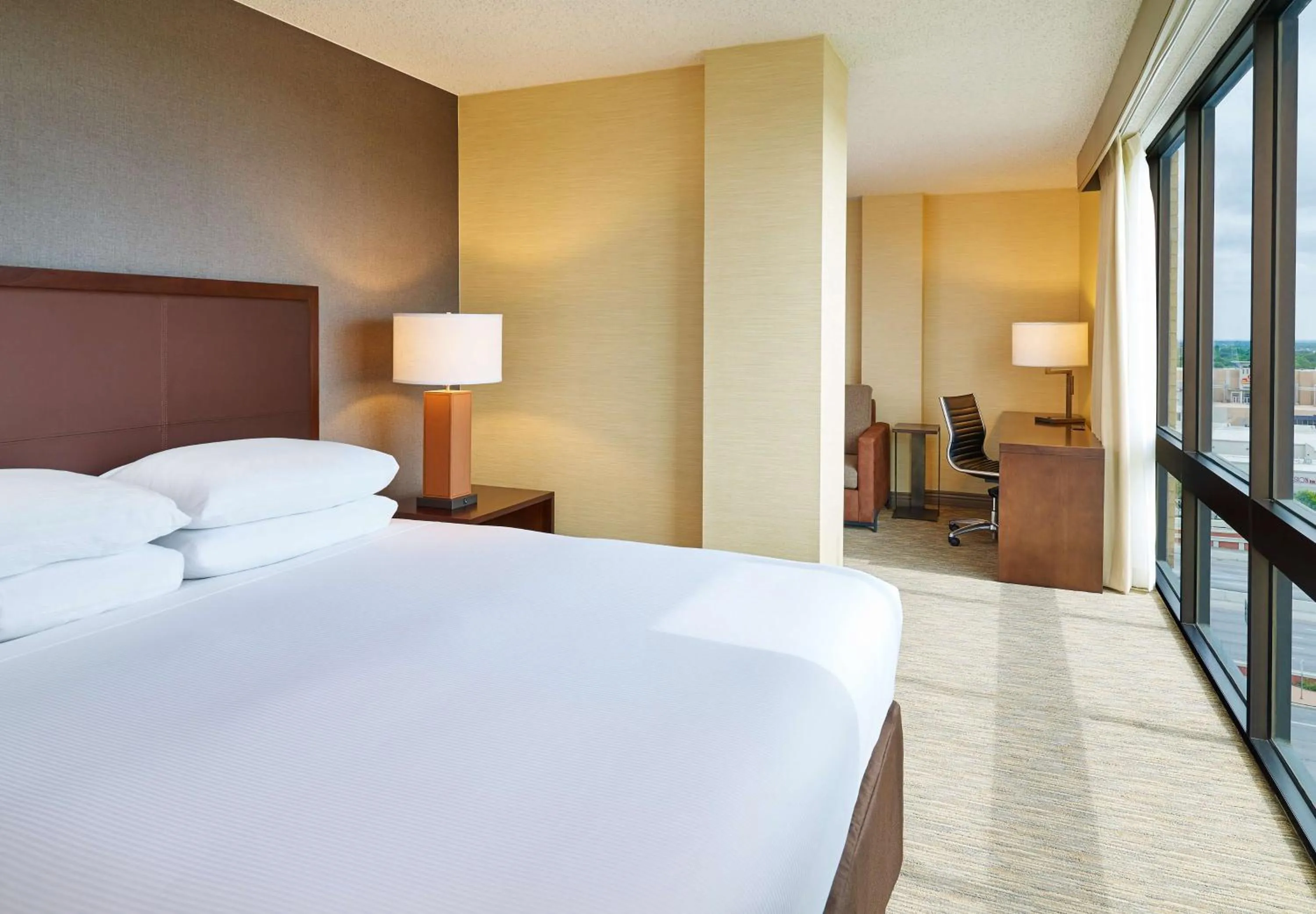 Bed in DoubleTree by Hilton San Antonio Airport
