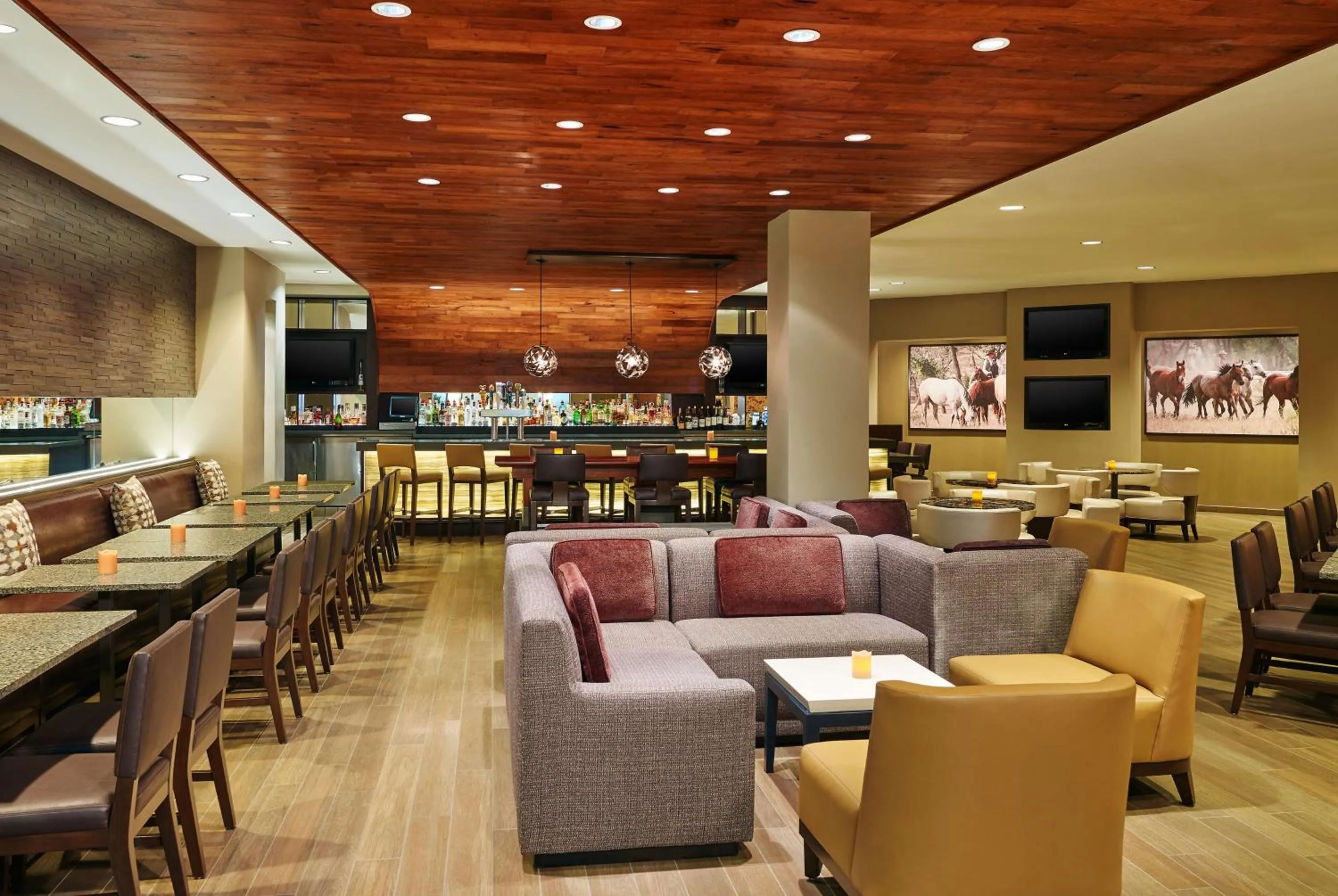 Lobby or reception in DoubleTree by Hilton San Antonio Airport