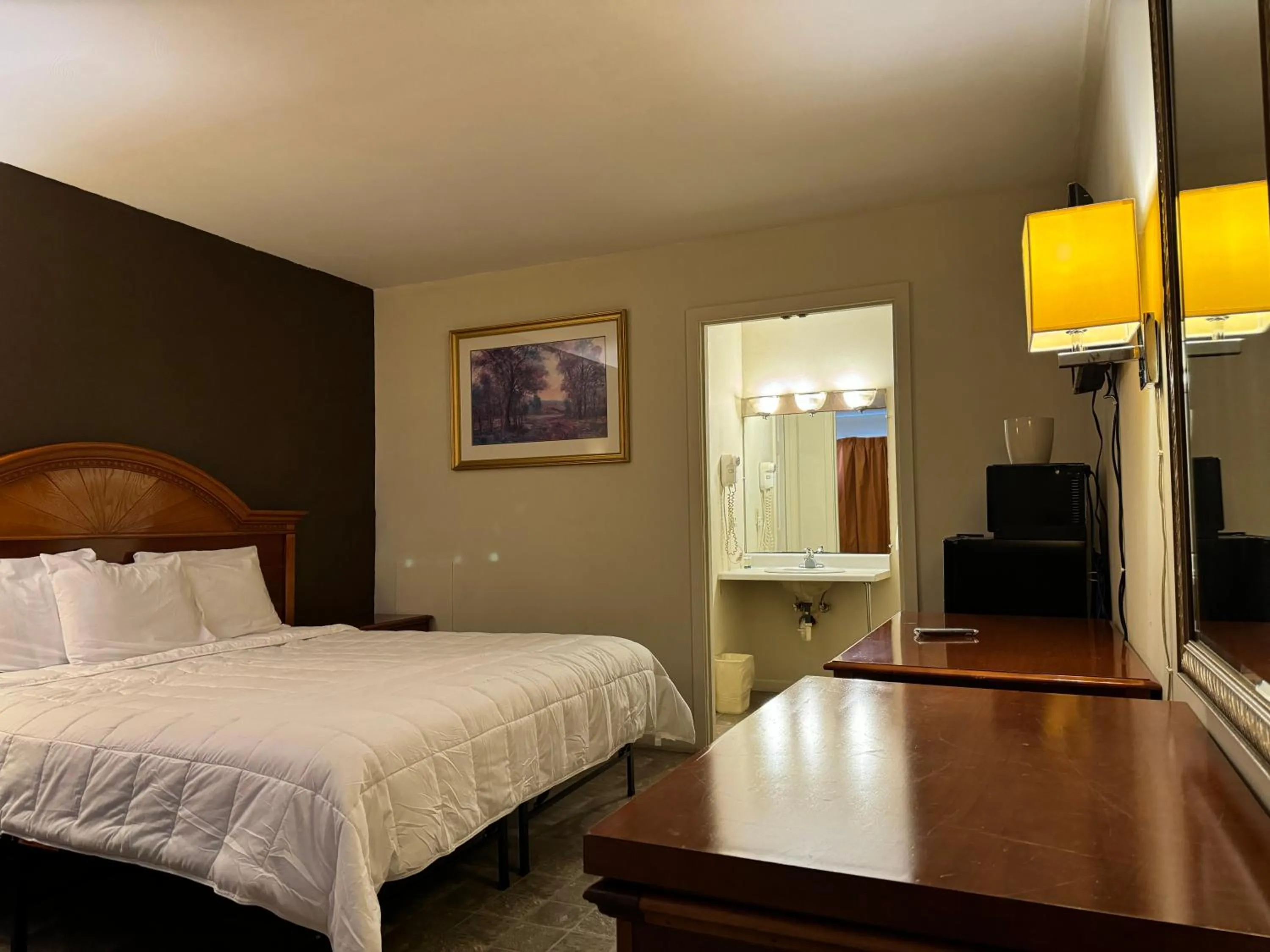 Bed in Country Club Inn & Suites