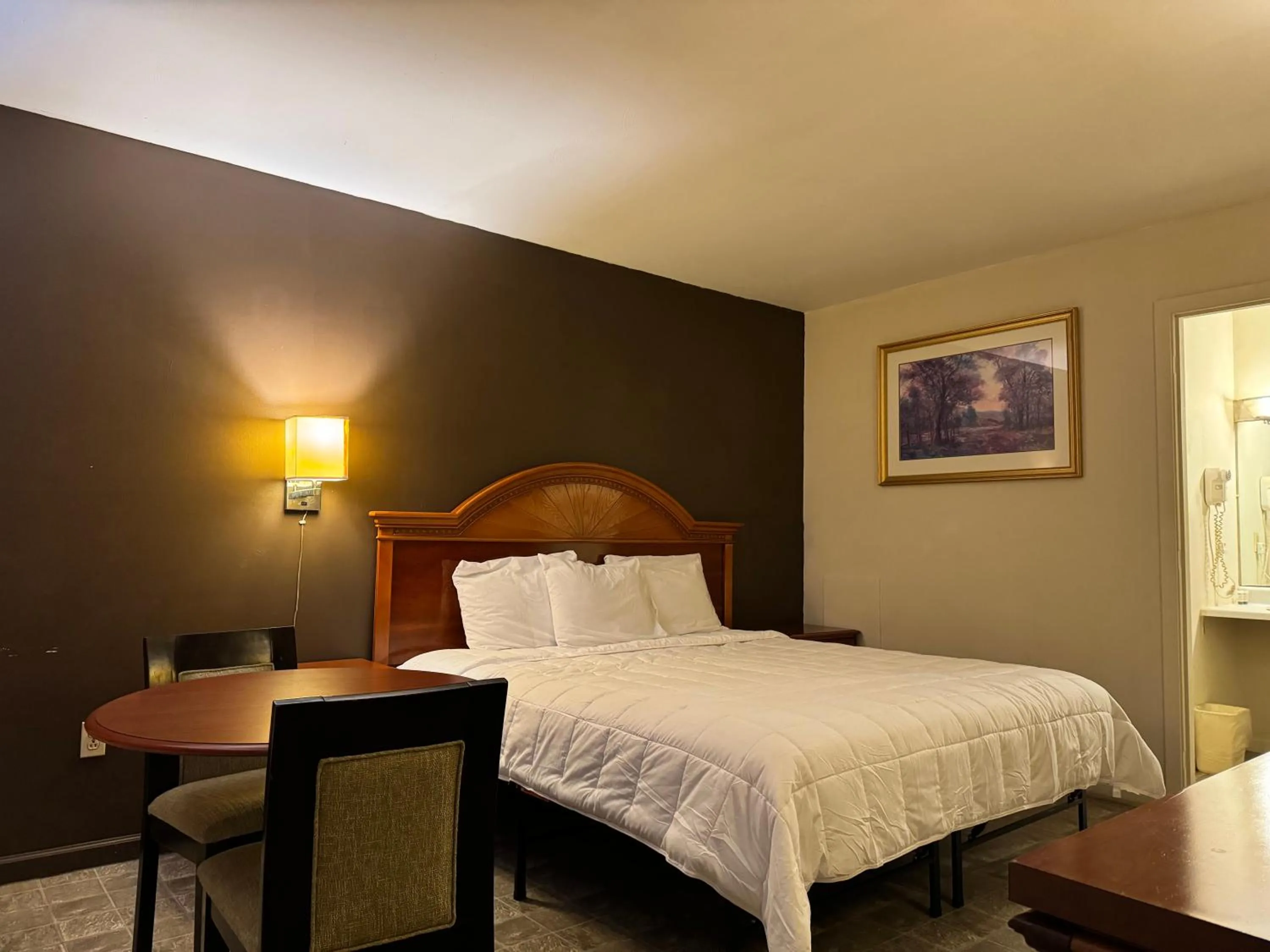 Bed in Country Club Inn & Suites