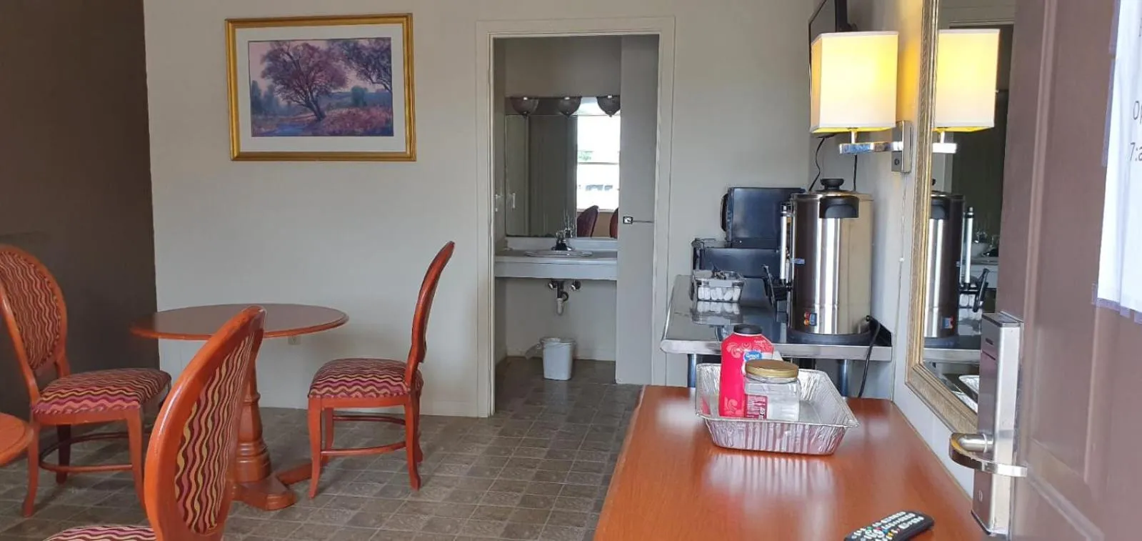 Coffee/tea facilities in Country Club Inn & Suites