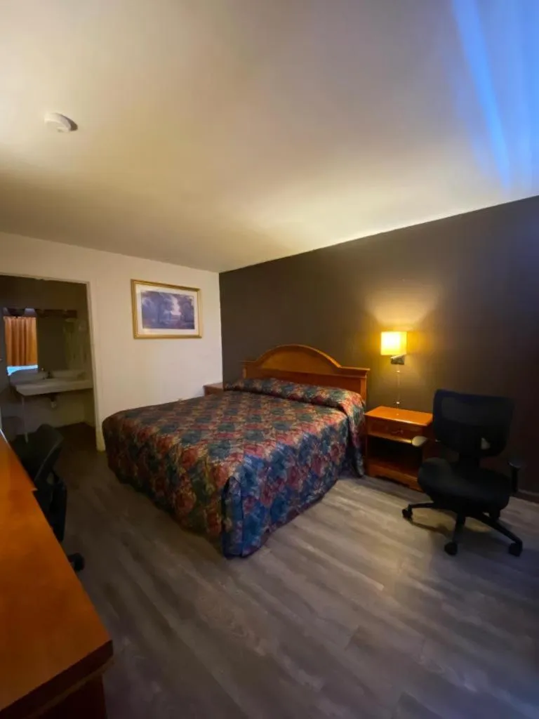 Bed in Country Club Inn & Suites