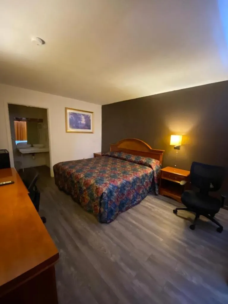 Bed in Country Club Inn & Suites