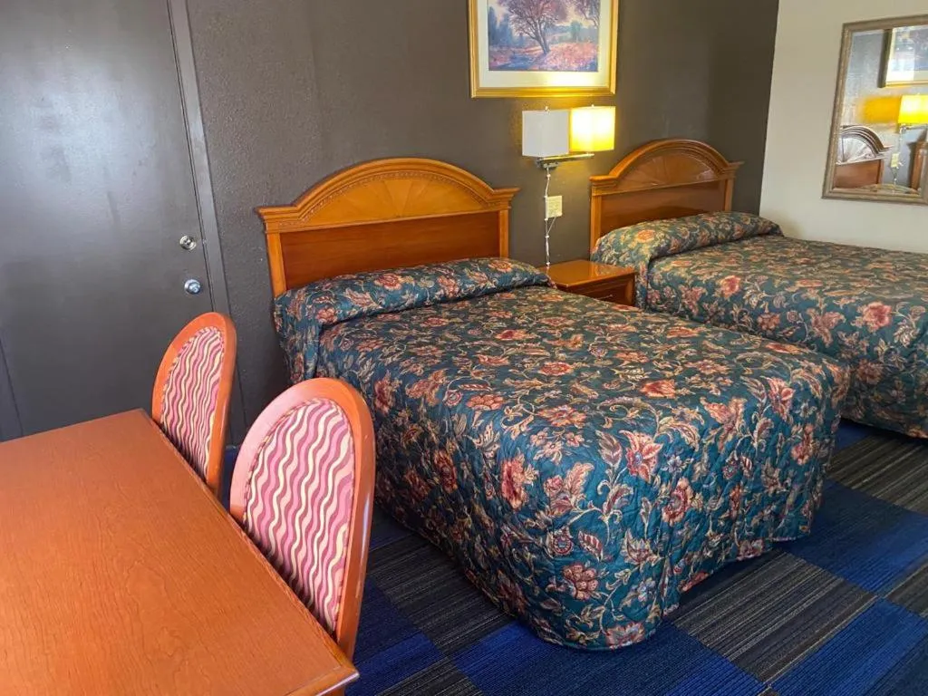 Bed in Country Club Inn & Suites