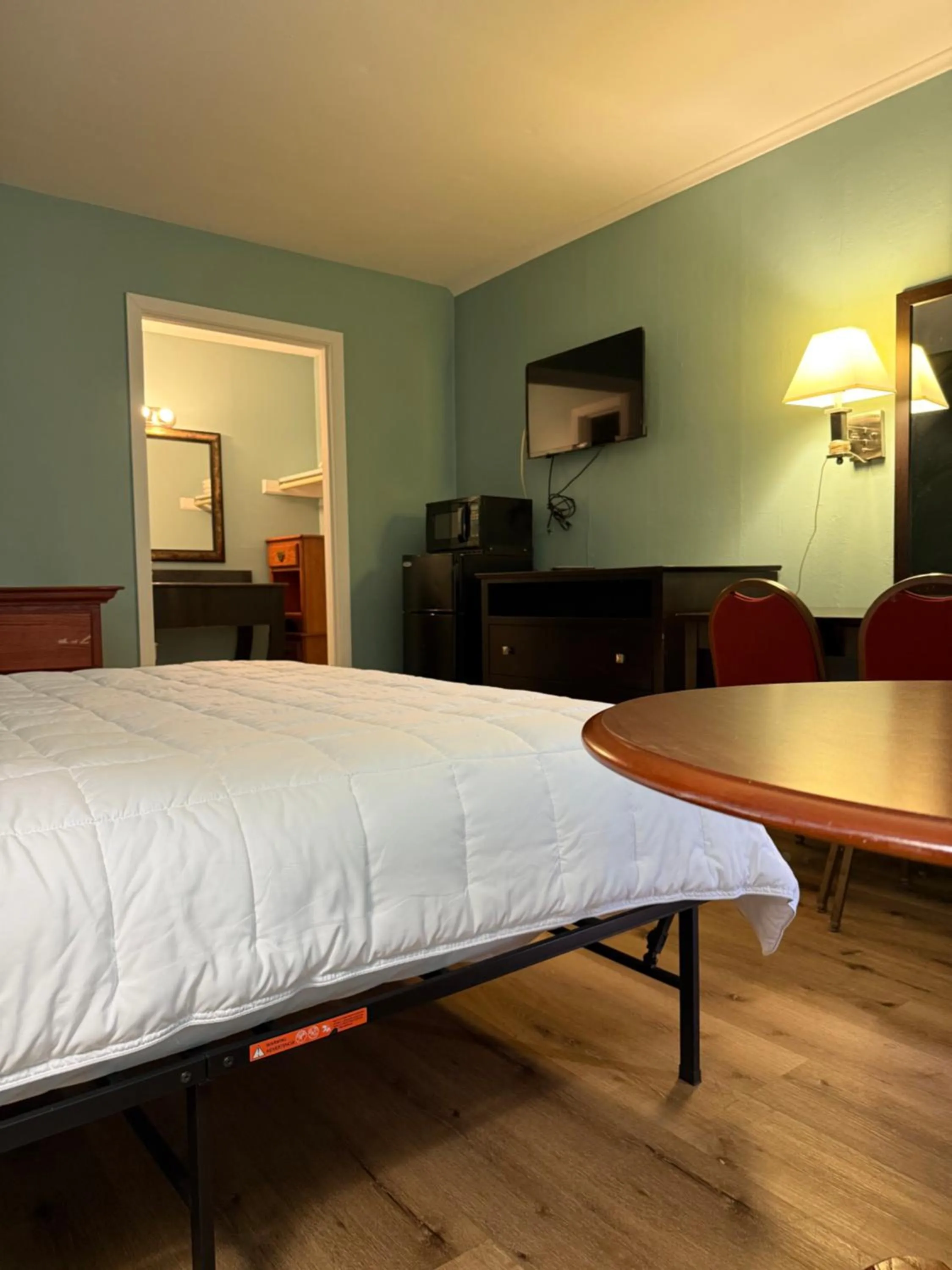 Bed in Country Club Inn & Suites