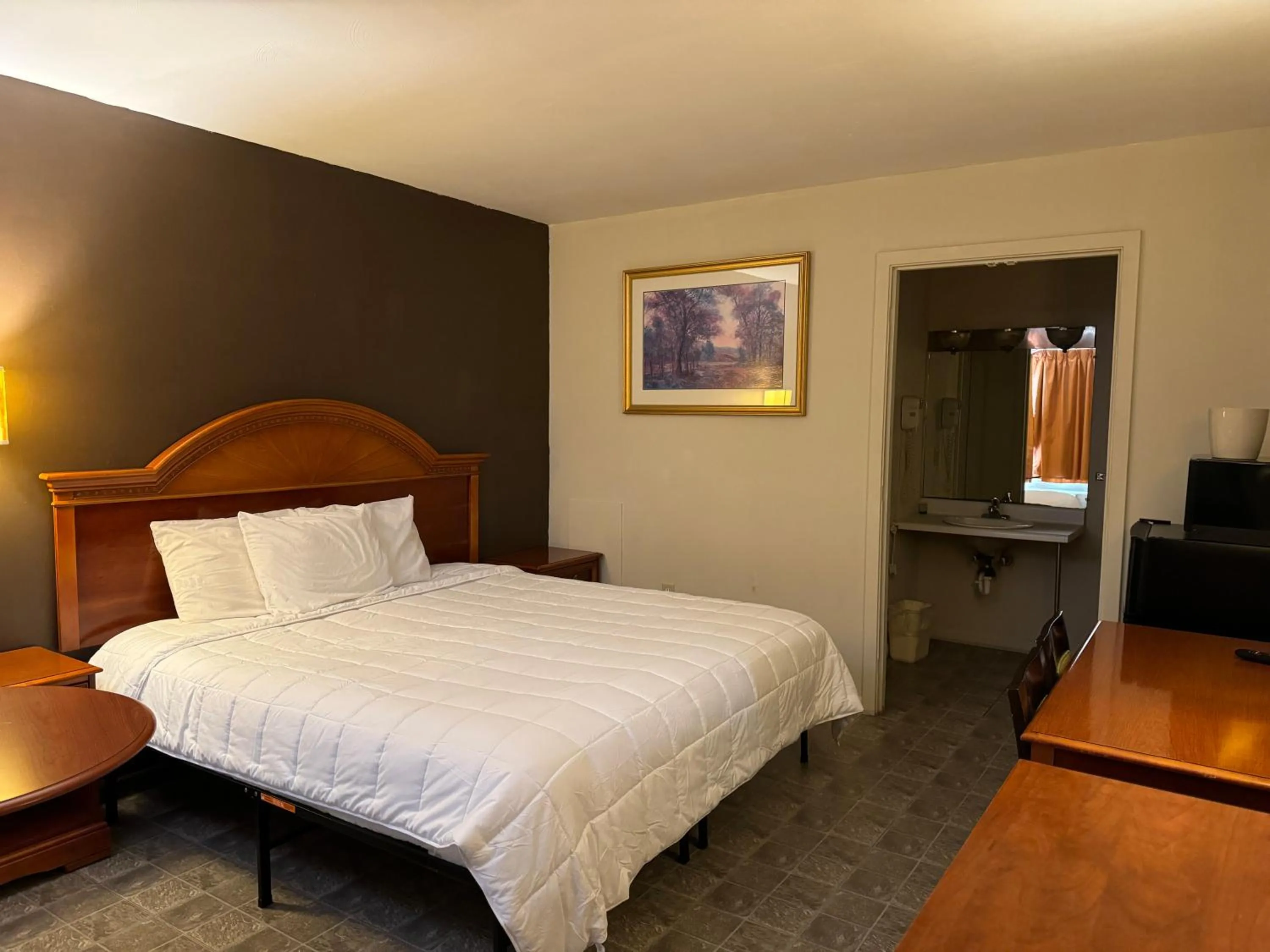 Bed in Country Club Inn & Suites