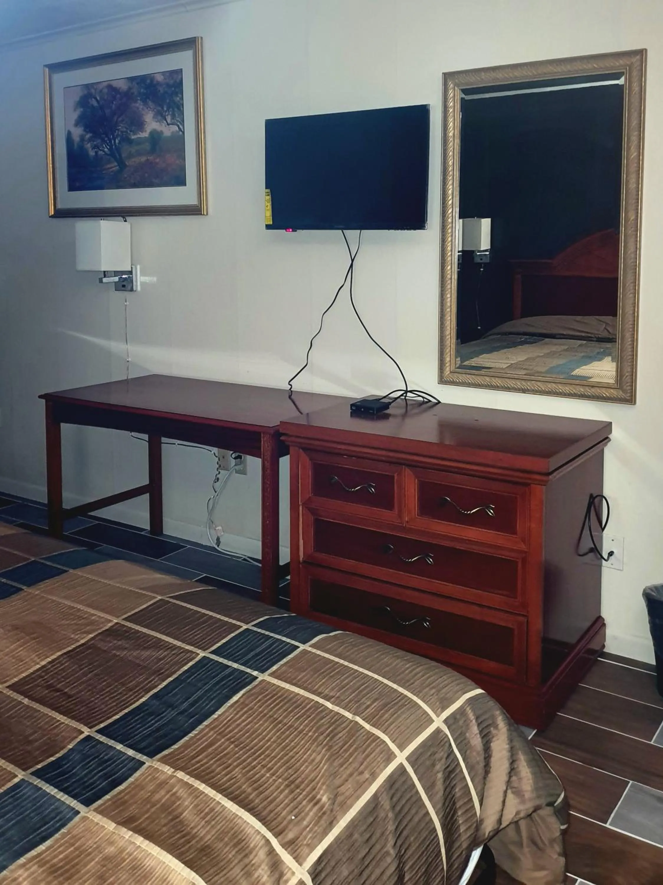 Bed in Country Club Inn & Suites