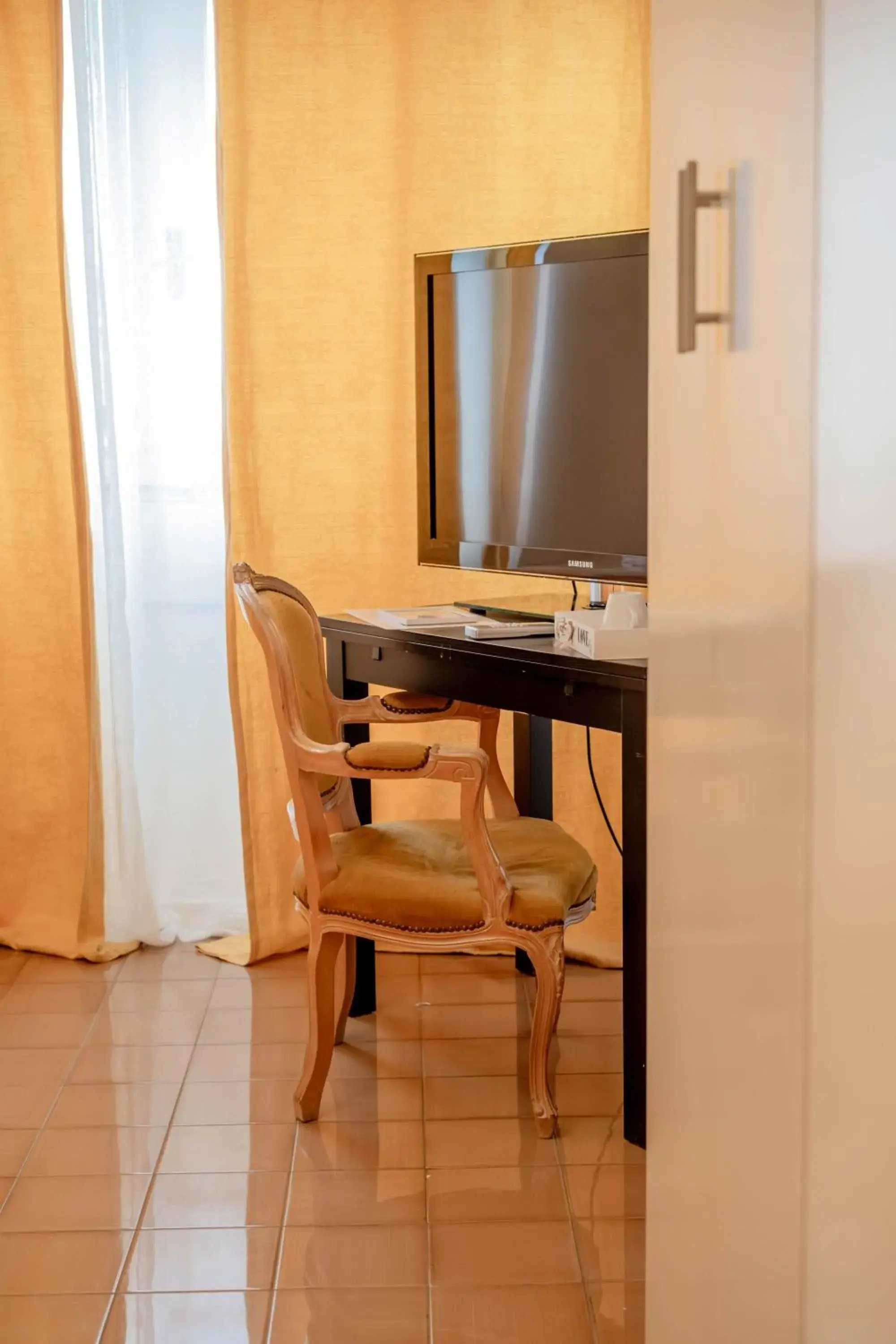 Deluxe Triple Room with External Bathroom in Al Filarmonico Deluxe Triple Room with External Bathroom in Al Filarmonico