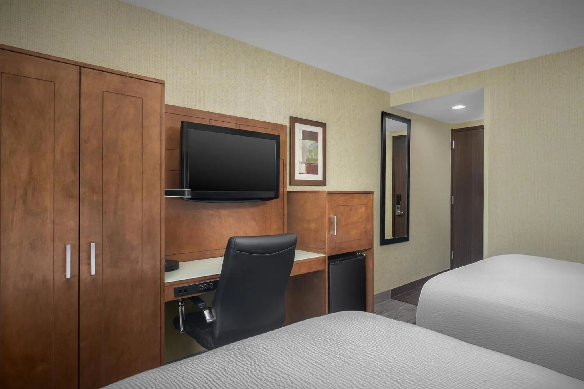 Photo of the whole room, Bed in Holiday Inn Express Manhattan Midtown West by IHG