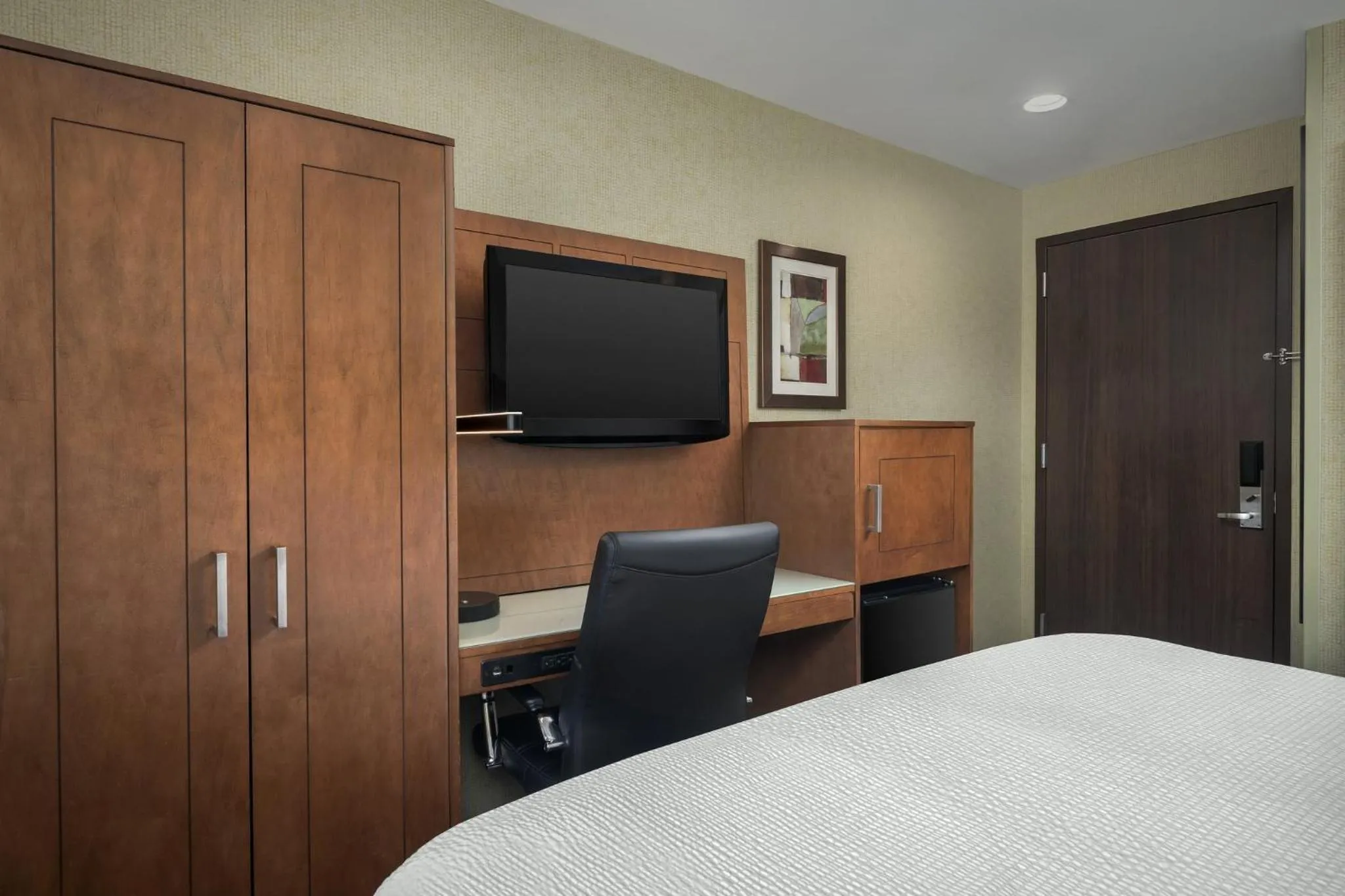 Photo of the whole room, Bed in Holiday Inn Express Manhattan Midtown West by IHG