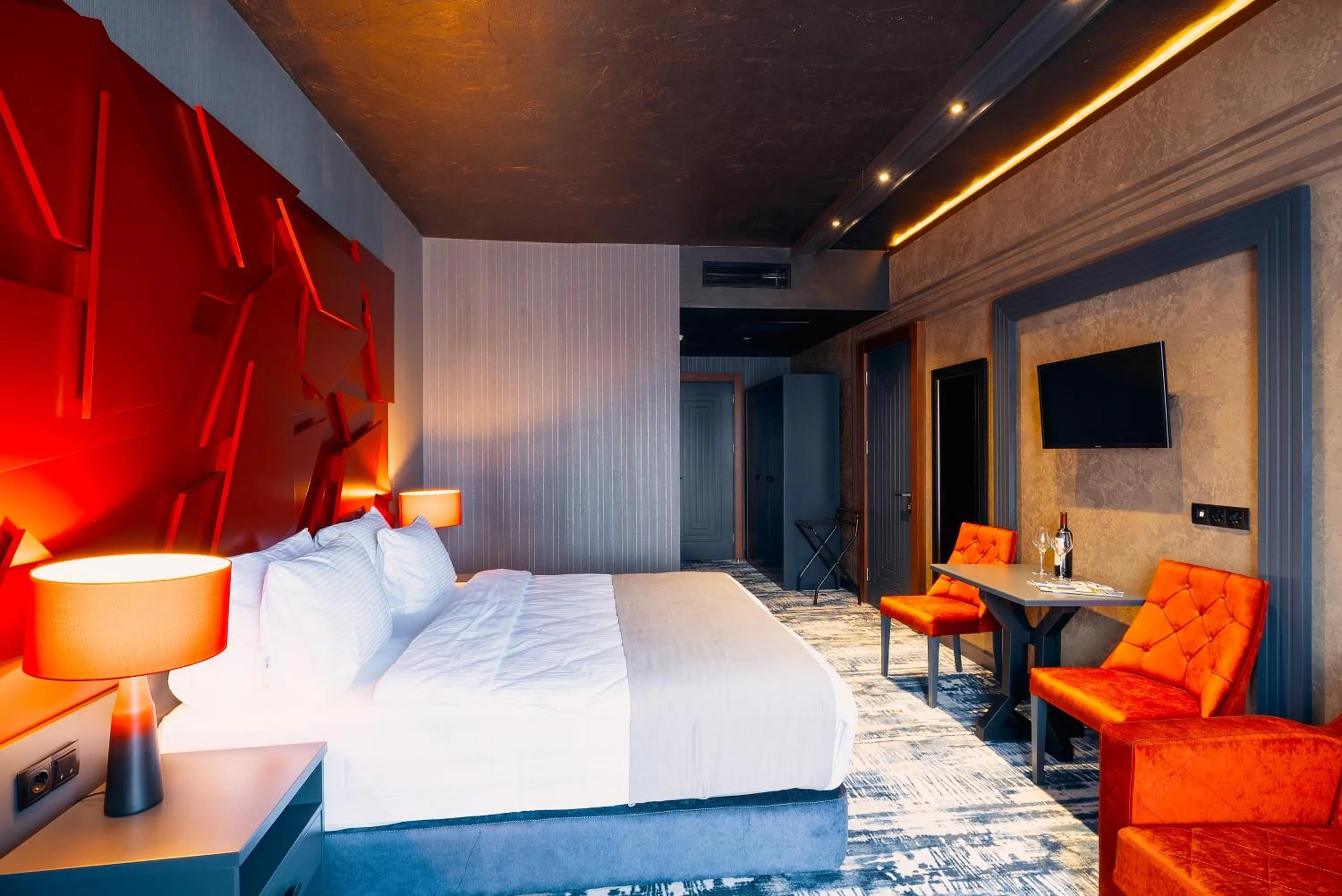 Photo of the whole room, Bed in Tapis Rouge Design Boutique Hotel