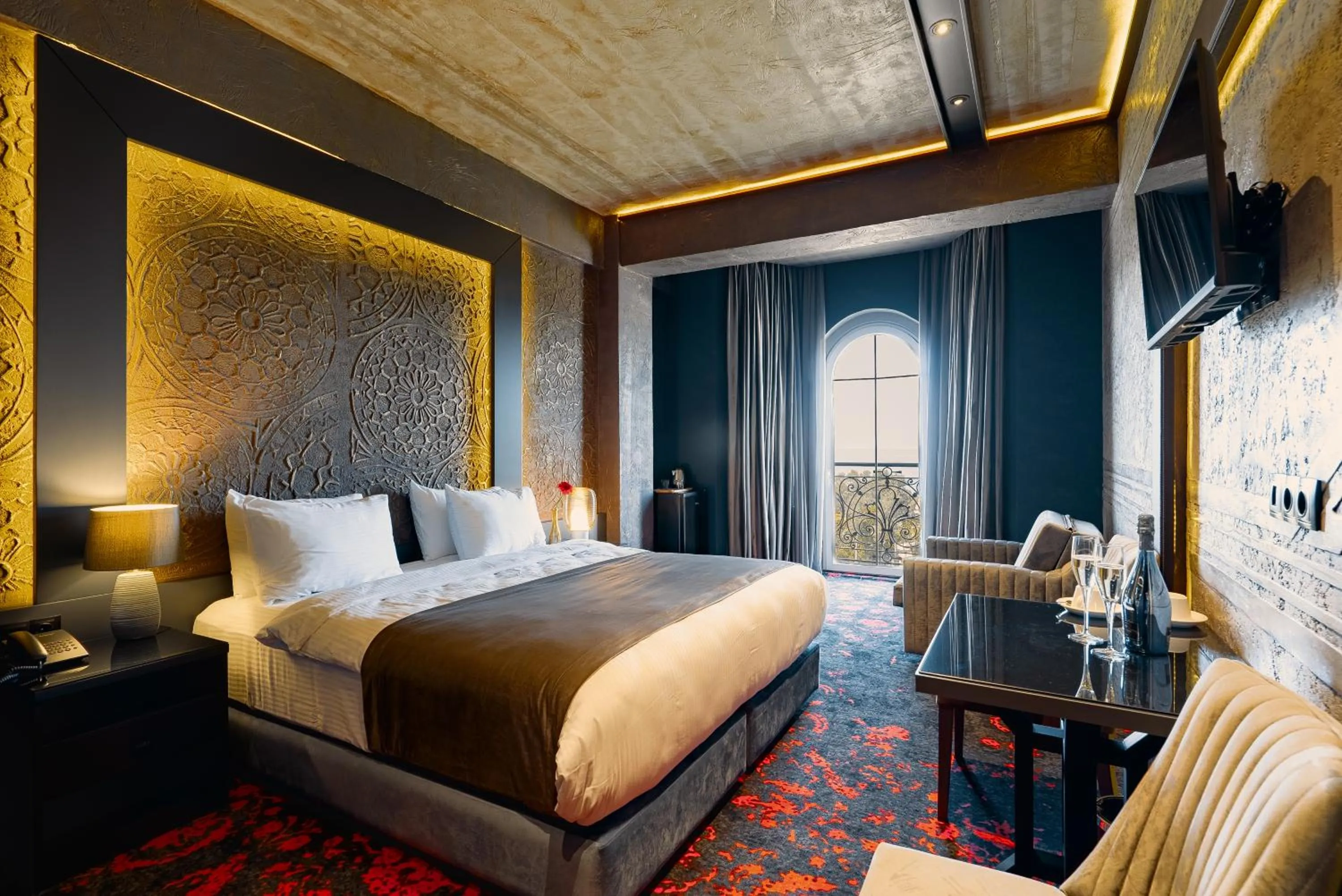 Photo of the whole room, Bed in Tapis Rouge Design Boutique Hotel