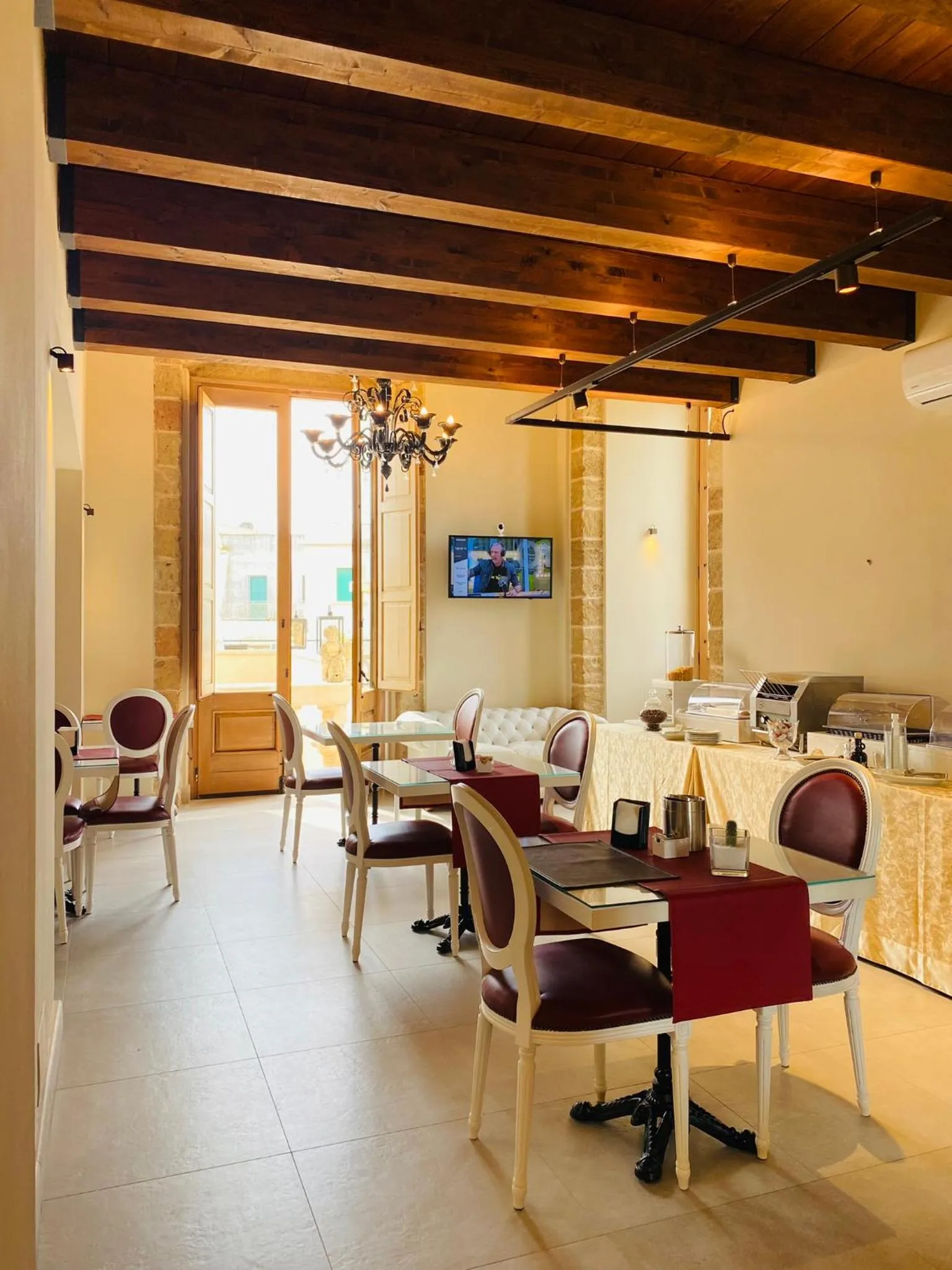 Restaurant/places to eat in Castello Castriota Scanderbeg